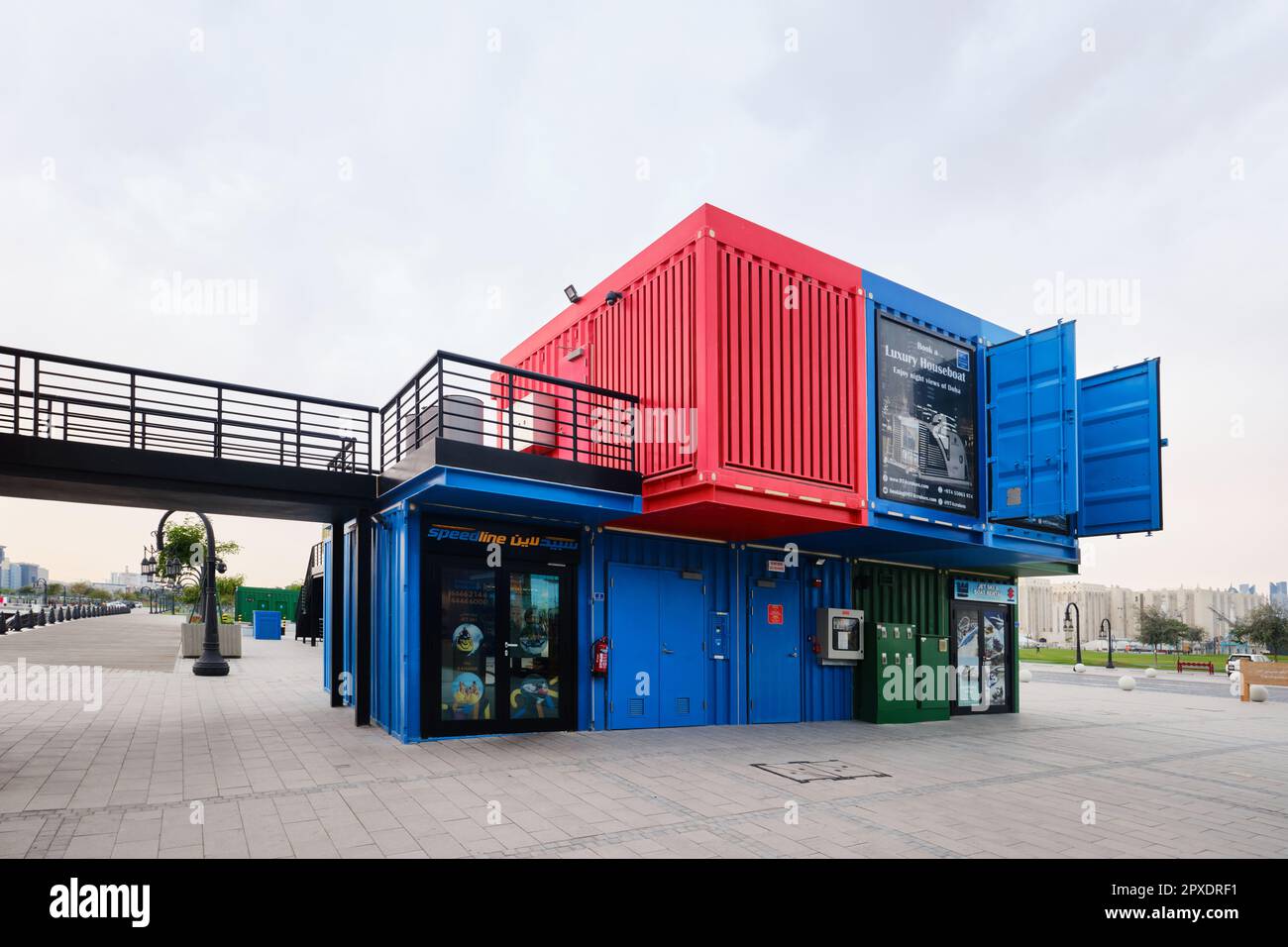 Doha, Qatar - avril 2023 : Box Park, situé dans l'ancien port de Doha, est la destination tendance avec des blocs de conteneurs colorés près du district de Mina Banque D'Images