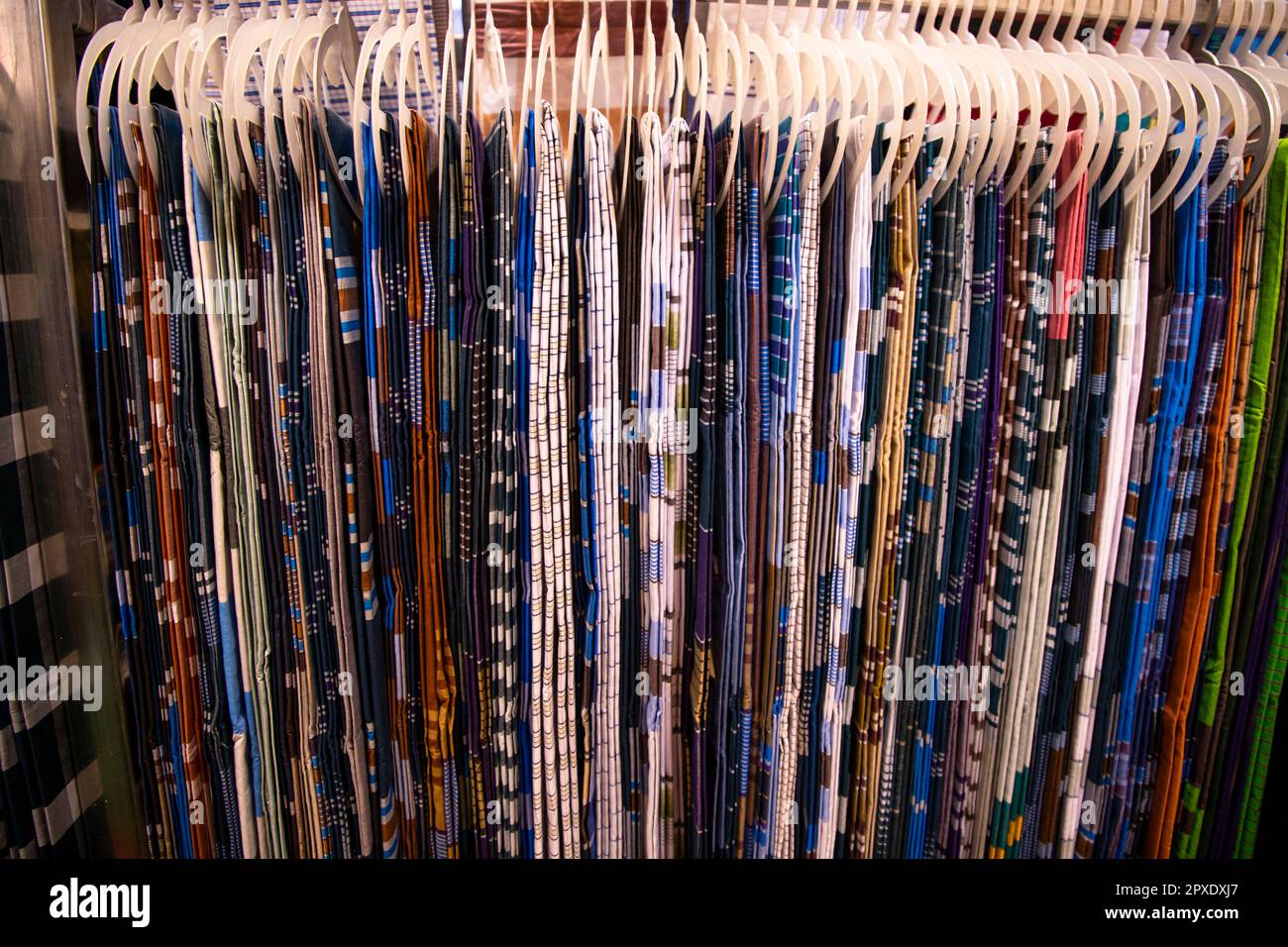 Vêtements traditionnels bangladais pour hommes lungi accroché à un rack dans un magasin. arrière-plan de texture Banque D'Images