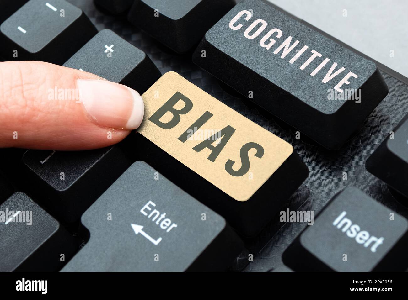 Signe montrant le biais cognitif, mot écrit sur le traitement psychologique pour les troubles mentaux Banque D'Images