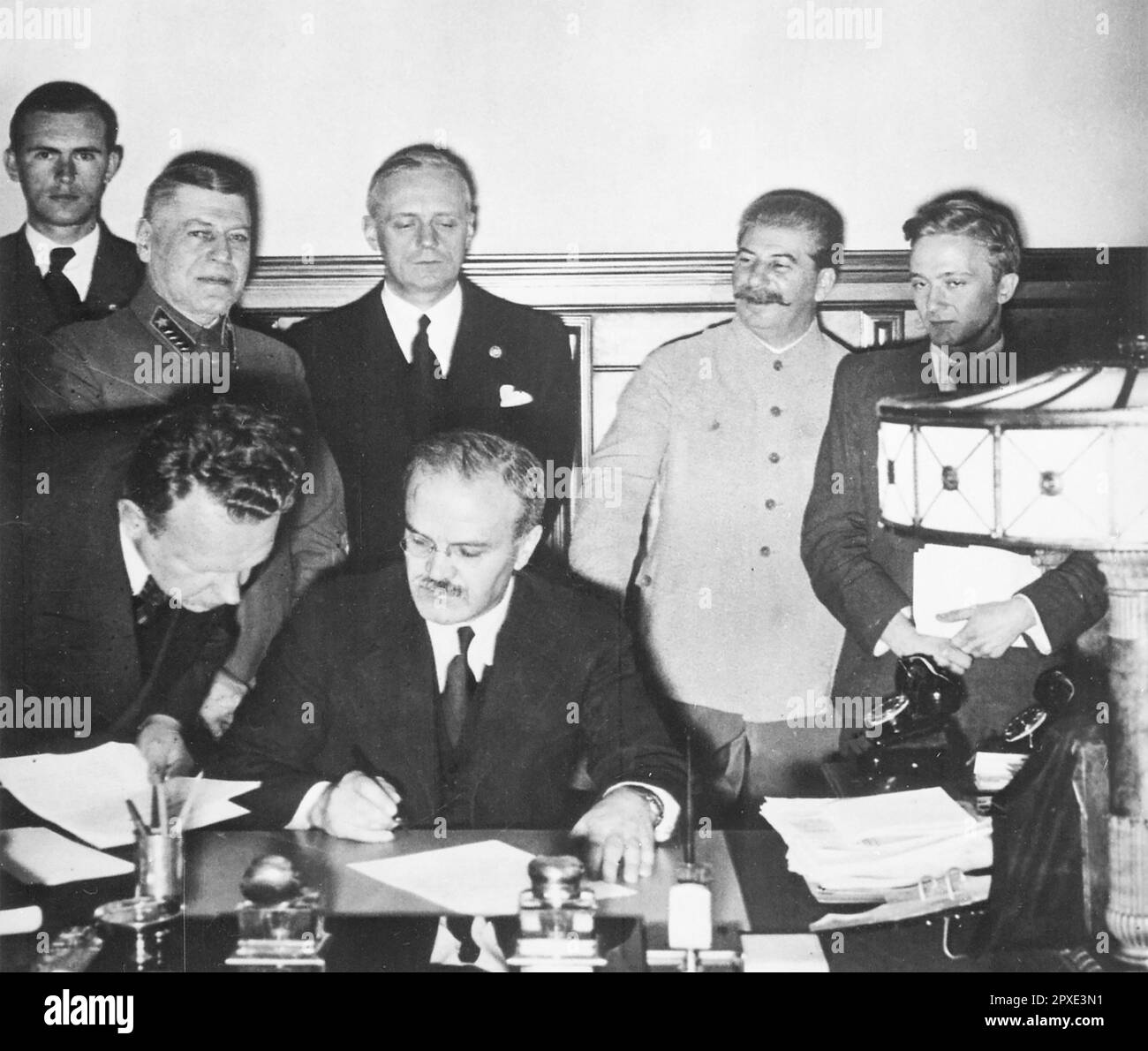 FRONTIÈRE GERMANO-SOVIÉTIQUE ET TRAITÉ D'AMITIÉ 28 SEPTEMBRE 1939. Le ministre soviétique des Affaires étrangères, Molotov, signe le traité sous la surveillance de Staline, après les droits, et Shaposhnikov, le chef d'état-major de l'Armée rouge, après la droite et derrière Molotov, est le diplomate allemand von Ribbentrop Banque D'Images