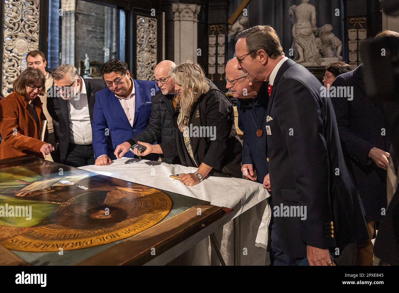 Gand, Belgique. 02nd mai 2023. L'alderman Sammy Sougir et l'évêque Lode Van Hecke photographiés lors d'un moment de presse au début de la troisième phase de la restauration de l'Agneau mystique, mardi 02 mai 2023, à Gand. Les panneaux du registre supérieur des panneaux intérieurs de la cathédrale seront démantelés et transférés au Musée des Beaux-Arts de Gand. Le retable « het Lam Gods » (l'adoration de l'Agneau mystique) d'Hubert et de Jan van Eyck se trouve à la cathédrale Saint-Baafs (cathédrale Saint-Bavon) de Gand. BELGA PHOTO JAMES ARTHUR GEKIERE crédit: Belga News Agency/Alay Live News Banque D'Images