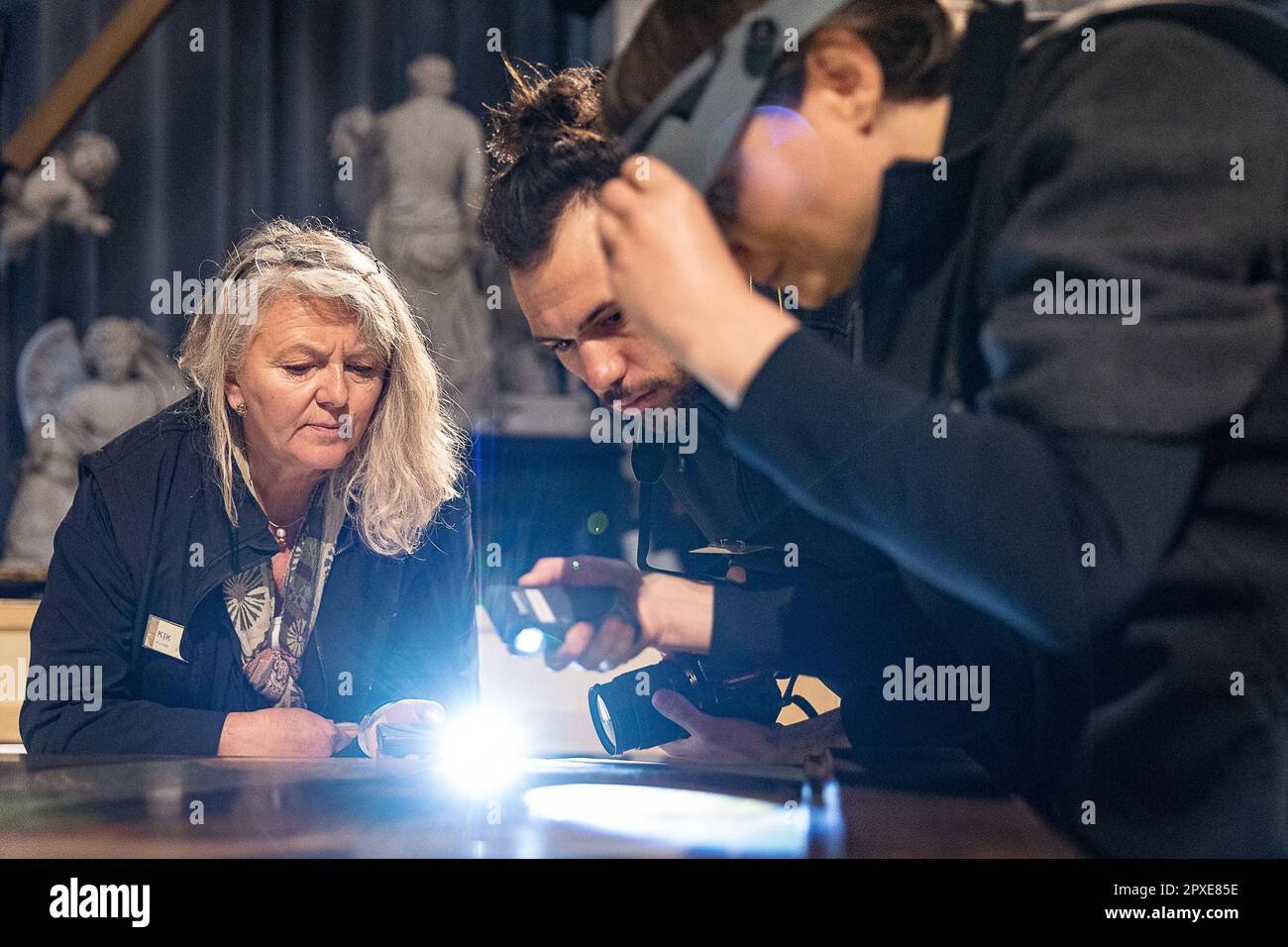 Gand, Belgique. 02nd mai 2023. L'illustration montre un moment de presse sur le début de la troisième phase de la restauration de l'Agneau mystique mardi 02 mai 2023, à Gand. Les panneaux du registre supérieur des panneaux intérieurs de la cathédrale seront démantelés et transférés au Musée des Beaux-Arts de Gand. Le retable « het Lam Gods » (l'adoration de l'Agneau mystique) d'Hubert et de Jan van Eyck se trouve à la cathédrale Saint-Baafs (cathédrale Saint-Bavon) de Gand. BELGA PHOTO JAMES ARTHUR GEKIERE crédit: Belga News Agency/Alay Live News Banque D'Images