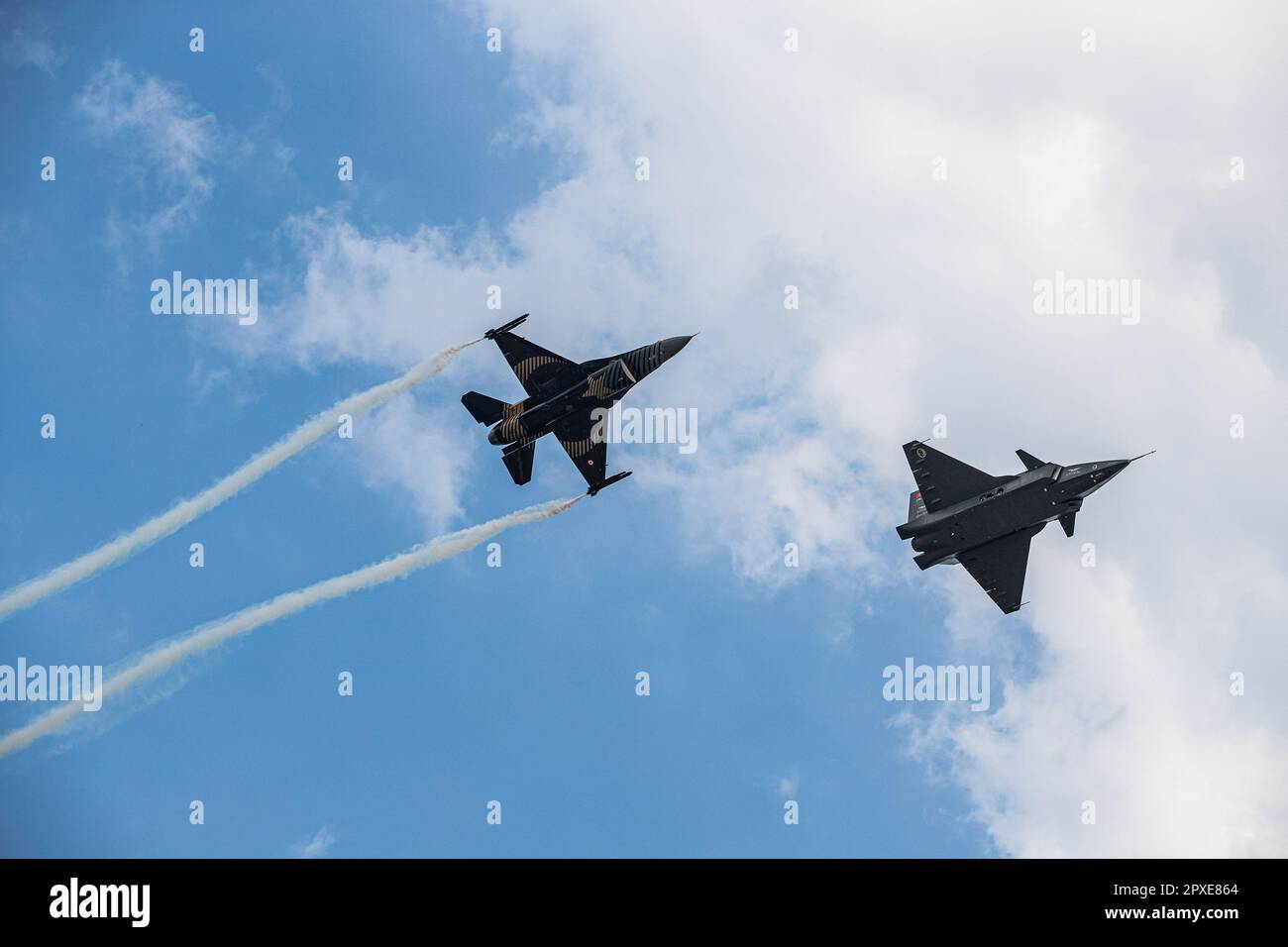 Istanbul, Turquie. 01st mai 2023. L'avion de guerre turc sans pilote a décollé avec Bayraktar Kizilelma le dernier jour de la SOLOTURK TEKNOFEST. Le dernier jour de TEKNOFEST, le plus grand festival de l'aviation, de l'espace et de la technologie au monde, un grand intérêt des visiteurs a été vu à l'aéroport Ataturk. Diverses activités, compétitions et spectacles aériens étaient d'un grand intérêt. Crédit : SOPA Images Limited/Alamy Live News Banque D'Images