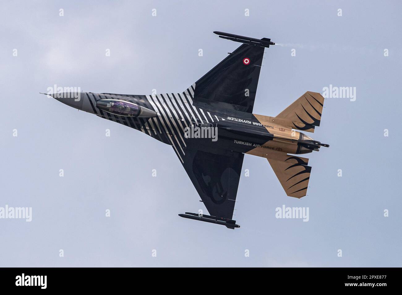 Istanbul, Turquie. 01st mai 2023. L'avion de guerre turc sans pilote a effectué un vol de démonstration le dernier jour de la SOLOTURK TEKNOFEST. Le dernier jour de TEKNOFEST, le plus grand festival de l'aviation, de l'espace et de la technologie au monde, un grand intérêt des visiteurs a été vu à l'aéroport Ataturk. Diverses activités, compétitions et spectacles aériens étaient d'un grand intérêt. Crédit : SOPA Images Limited/Alamy Live News Banque D'Images