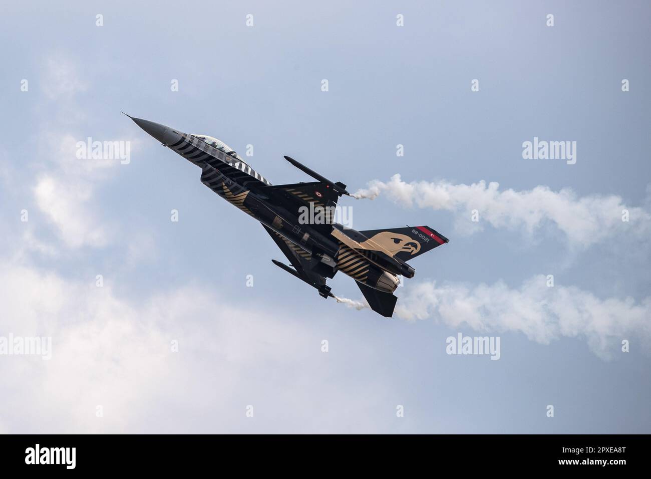 Istanbul, Turquie. 01st mai 2023. L'avion de guerre turc sans pilote a effectué un vol de démonstration le dernier jour de la SOLOTURK TEKNOFEST. Le dernier jour de TEKNOFEST, le plus grand festival de l'aviation, de l'espace et de la technologie au monde, un grand intérêt des visiteurs a été vu à l'aéroport Ataturk. Diverses activités, compétitions et spectacles aériens étaient d'un grand intérêt. (Photo par Onur Dogman/SOPA Images/Sipa USA) crédit: SIPA USA/Alay Live News Banque D'Images