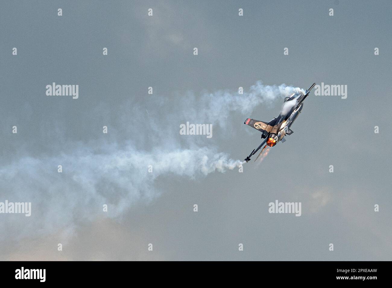 Istanbul, Turquie. 01st mai 2023. L'avion de guerre turc sans pilote a effectué un vol de démonstration le dernier jour de la SOLOTURK TEKNOFEST. Le dernier jour de TEKNOFEST, le plus grand festival de l'aviation, de l'espace et de la technologie au monde, un grand intérêt des visiteurs a été vu à l'aéroport Ataturk. Diverses activités, compétitions et spectacles aériens étaient d'un grand intérêt. (Photo par Onur Dogman/SOPA Images/Sipa USA) crédit: SIPA USA/Alay Live News Banque D'Images