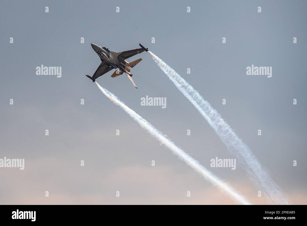 Istanbul, Turquie. 01st mai 2023. L'avion de guerre turc sans pilote a effectué un vol de démonstration le dernier jour de la SOLOTURK TEKNOFEST. Le dernier jour de TEKNOFEST, le plus grand festival de l'aviation, de l'espace et de la technologie au monde, un grand intérêt des visiteurs a été vu à l'aéroport Ataturk. Diverses activités, compétitions et spectacles aériens étaient d'un grand intérêt. (Photo par Onur Dogman/SOPA Images/Sipa USA) crédit: SIPA USA/Alay Live News Banque D'Images