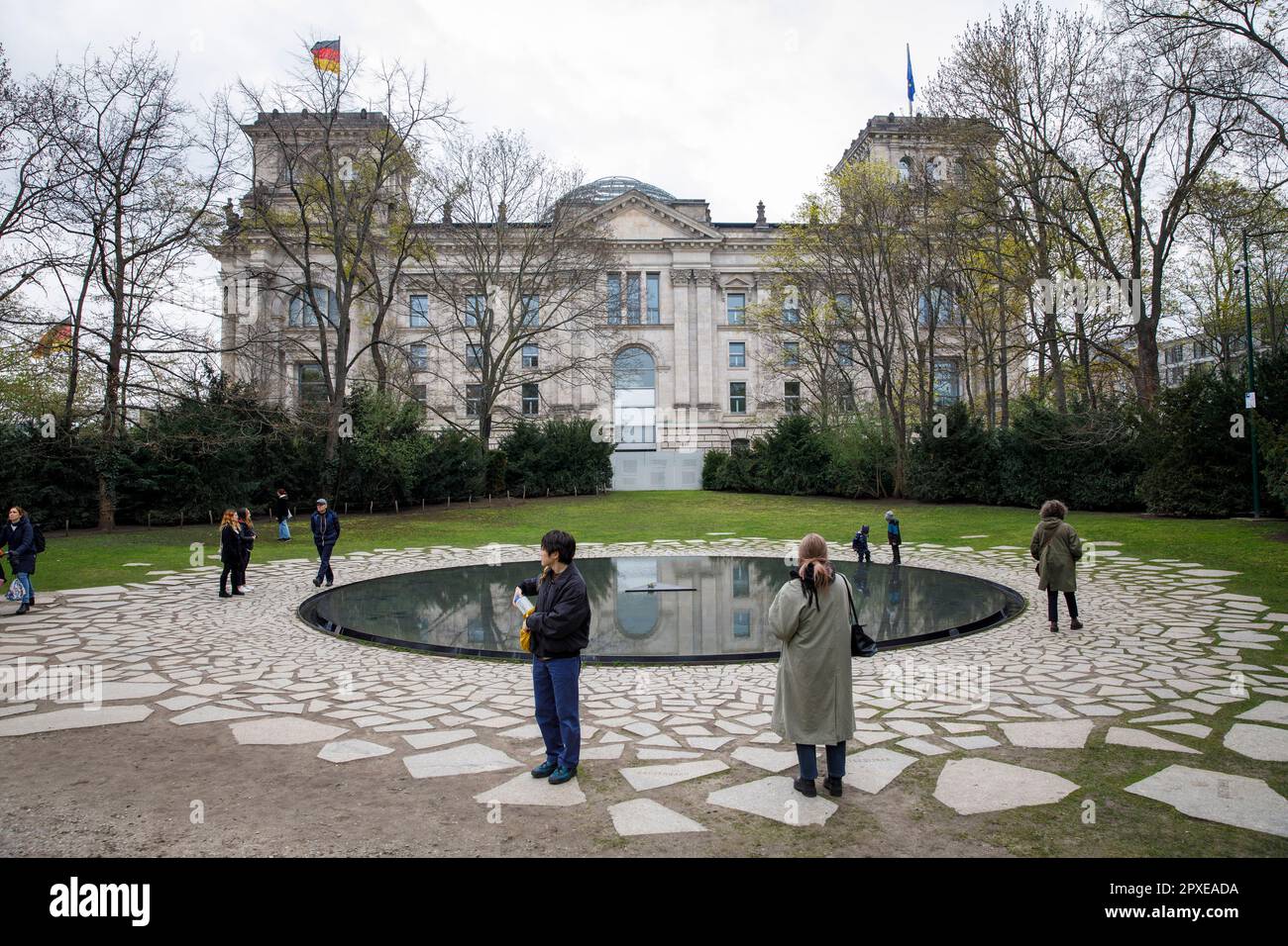 mémorial aux Sintis et Roms d'Europe assassinés sous le national-socialisme dans le parc du Tiergarten près du bâtiment du Reichstag, Berlin, Allemagne. DENKMMAL fü Banque D'Images