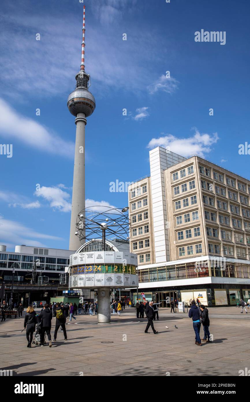 Place Alexanderplatz avec horloge mondiale et tour de télévision, Berlin, Allemagne. Alexanderplatz mit Weltzeituhr und Fernsehturm, Berlin, Allemagne. Banque D'Images