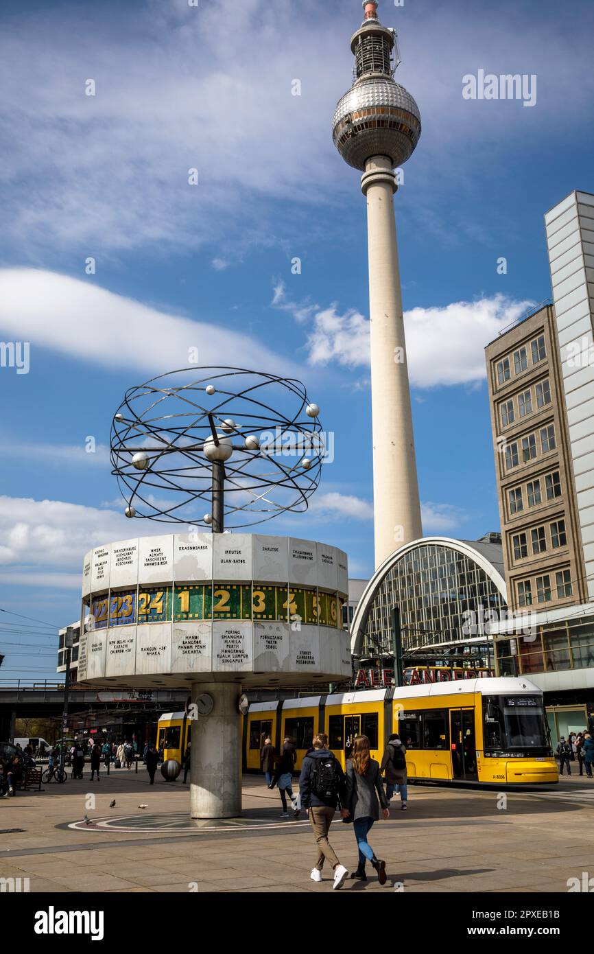 Place Alexanderplatz avec horloge mondiale et tour de télévision, Berlin, Allemagne. Alexanderplatz mit Weltzeituhr und Fernsehturm, Berlin, Allemagne. Banque D'Images