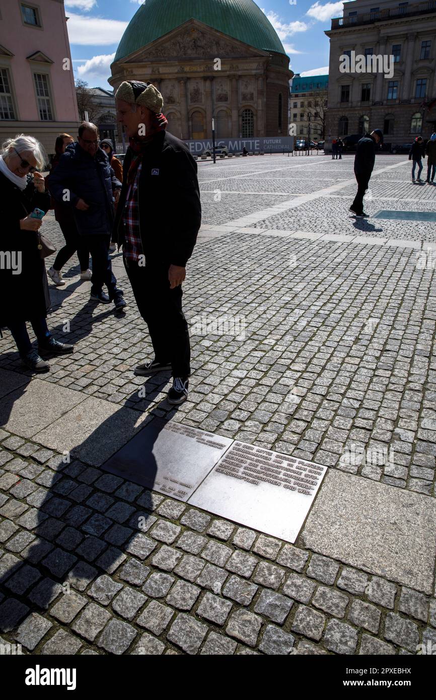 Plaques de bronze explicatives au monument souterrain commémorant le livre brûlé 1933 par les étudiants nazis sur ce qui est maintenant Bebelplatz, quartier de Mitte, Banque D'Images