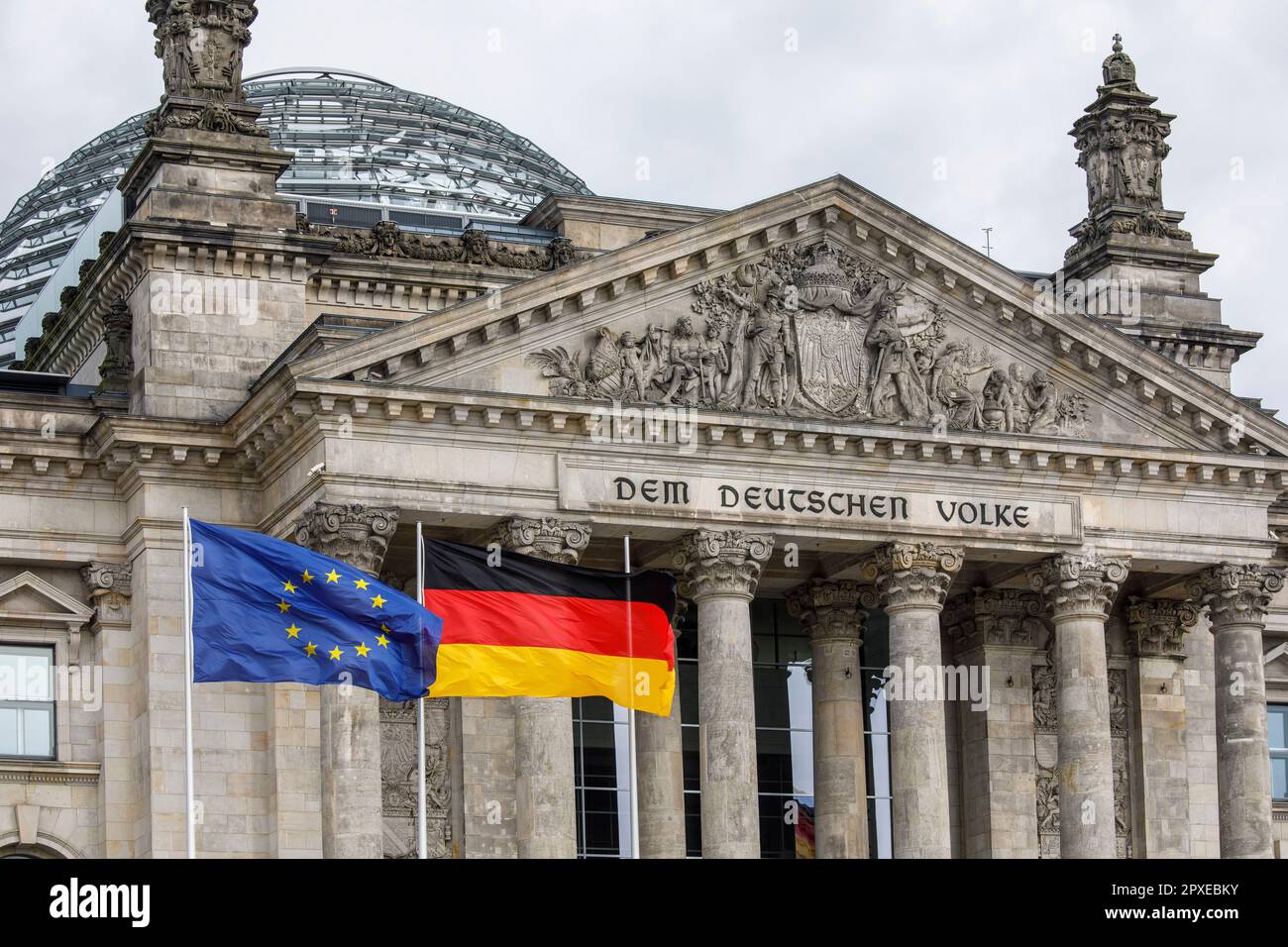 Bâtiment Reichstag avec dôme, drapeau allemand et drapeau européen sur la place Platz der Republik, siège du Bundestag allemand, Berlin, Allemagne. Reichstagsgeb Banque D'Images