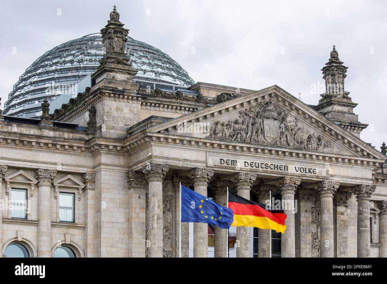 Bâtiment Reichstag avec dôme, drapeau allemand et drapeau européen sur la place Platz der Republik, siège du Bundestag allemand, Berlin, Allemagne. Reichstagsgeb Banque D'Images