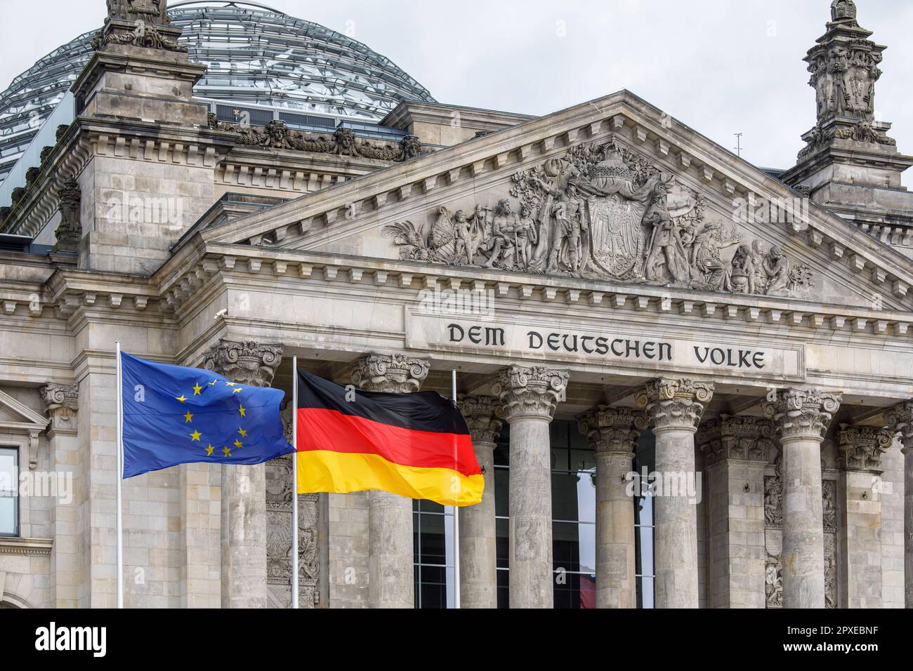 Bâtiment Reichstag avec dôme, drapeau allemand et drapeau européen sur la place Platz der Republik, siège du Bundestag allemand, Berlin, Allemagne. Reichstagsgeb Banque D'Images