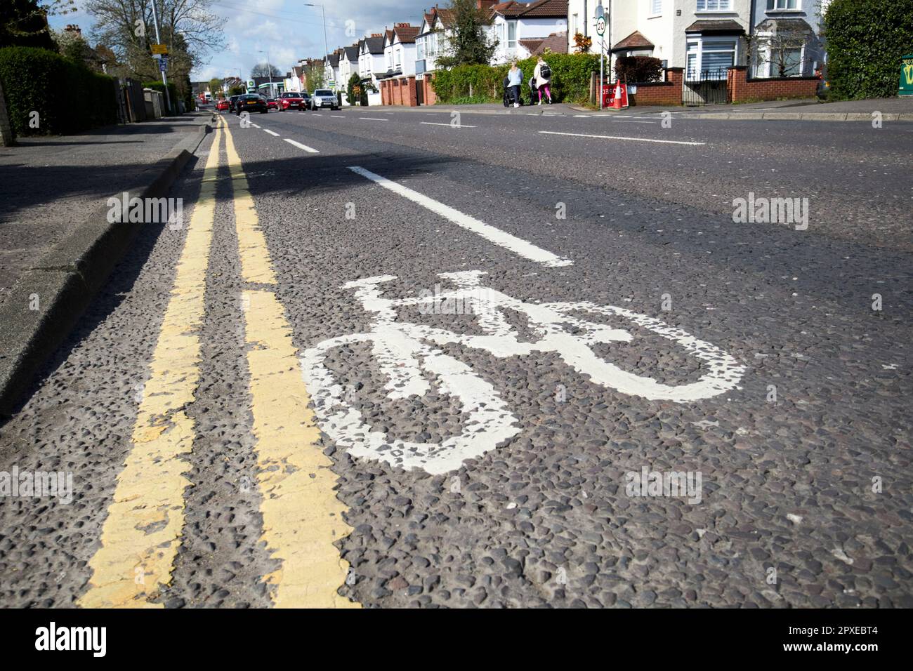 piste cyclable et lignes jaunes doubles sur la route supérieure de lisburn, au sud de belfast, dans le nord de l'irlande, au royaume-uni Banque D'Images