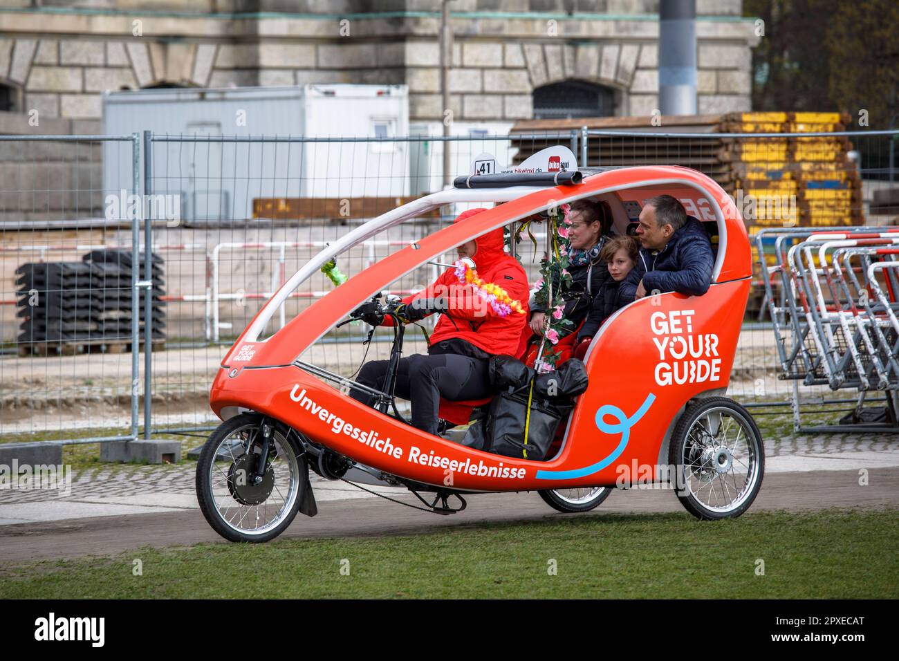 Visite de la ville en pousse-pousse à vélo, Berlin, Allemagne. Stadtrundfahrt à Fahrrad-Rikscha, Berlin, Allemagne. Banque D'Images