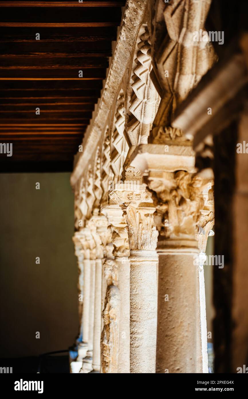 Une impressionnante rangée de colonnes de marbre datant de plusieurs siècles se dresse dans une splendeur majestueuse, un témoignage de l'histoire ancienne et du patrimoine architectural de cette ville historique - la cathédrale Saint-Sauveur d'Aix en Provence Banque D'Images