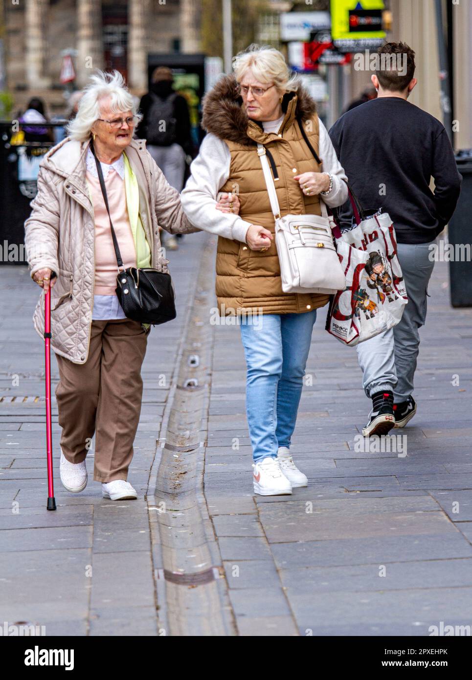 Dundee, Tayside, Écosse, Royaume-Uni. 2nd mai, 2023.UK Météo : en mai, le nord-est de l'Écosse a connu une journée fraîche et gaieuse. Quelques femmes élégantes profitent du temps printanier en passant la matinée dans le centre-ville de Dundee, en faisant leurs courses. Crédit : Dundee Photographics/Alamy Live News Banque D'Images