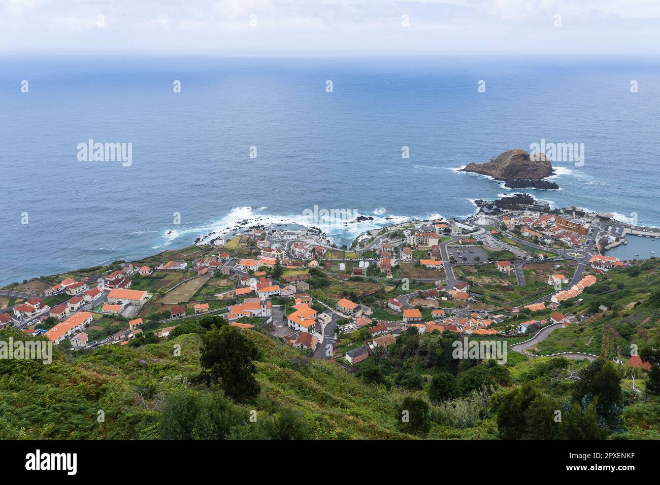 Madère / Portugal - juillet 10 2021: Petite commune côtière Porto Moniz avec ses piscines océaniques et ses maisons confortables. Banque D'Images