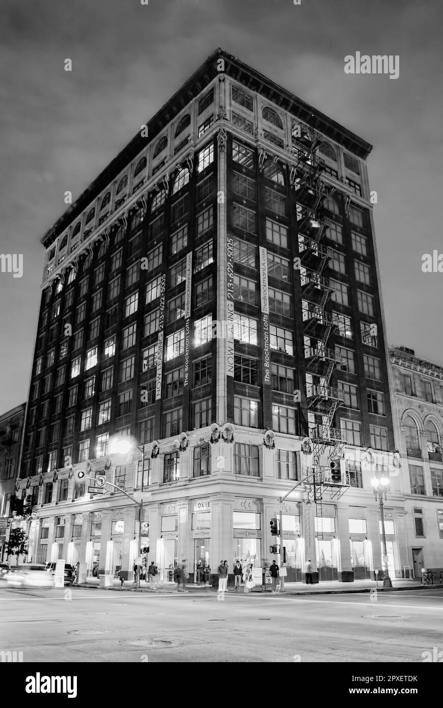 Un angle bas d'un bâtiment moderne éclairé par le ciel nocturne à Los Angeles en niveaux de gris Banque D'Images