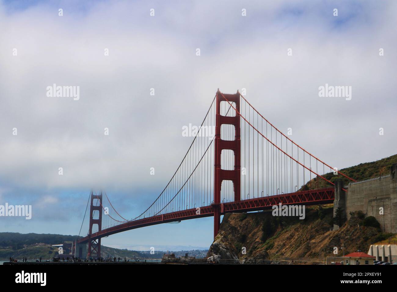 Une vue imprenable sur le légendaire Golden Gate Bridge de San Francisco, Californie, États-Unis, illuminé par le soleil du soir Banque D'Images