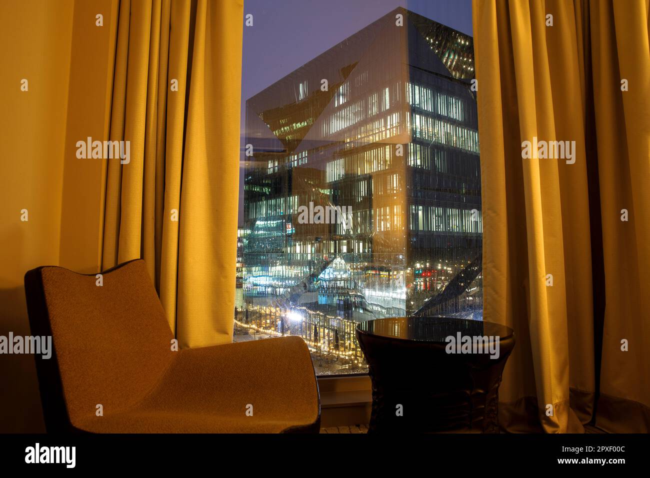 Vue de la chambre de l'hôtel Steigenberger au Cube Berlin, immeuble de bureaux en forme de cube sur la place Washington près de la gare centrale, Berlin, Allemagne. Banque D'Images