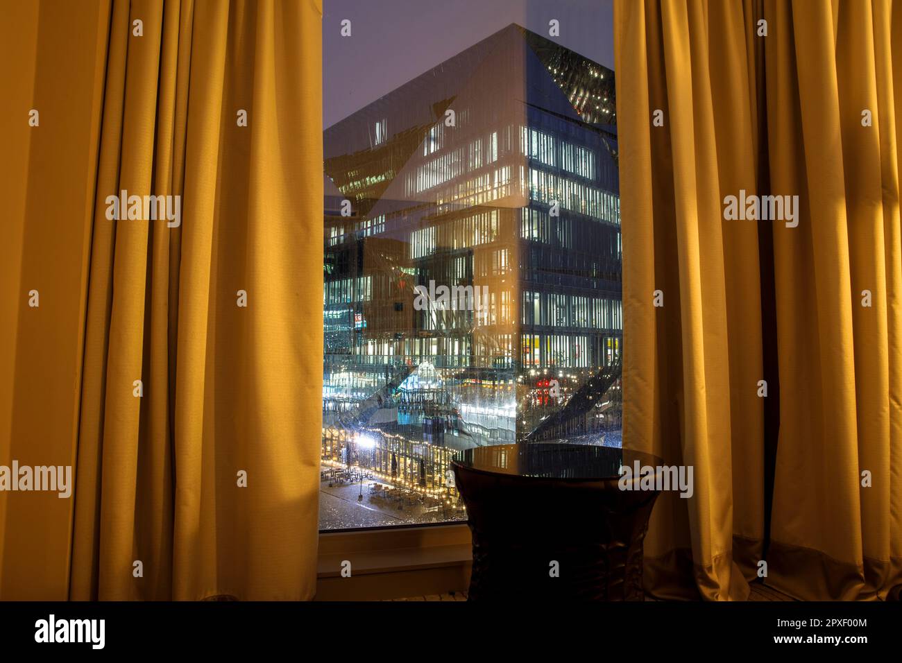 Vue de la chambre de l'hôtel Steigenberger au Cube Berlin, immeuble de bureaux en forme de cube sur la place Washington près de la gare centrale, Berlin, Allemagne. Banque D'Images