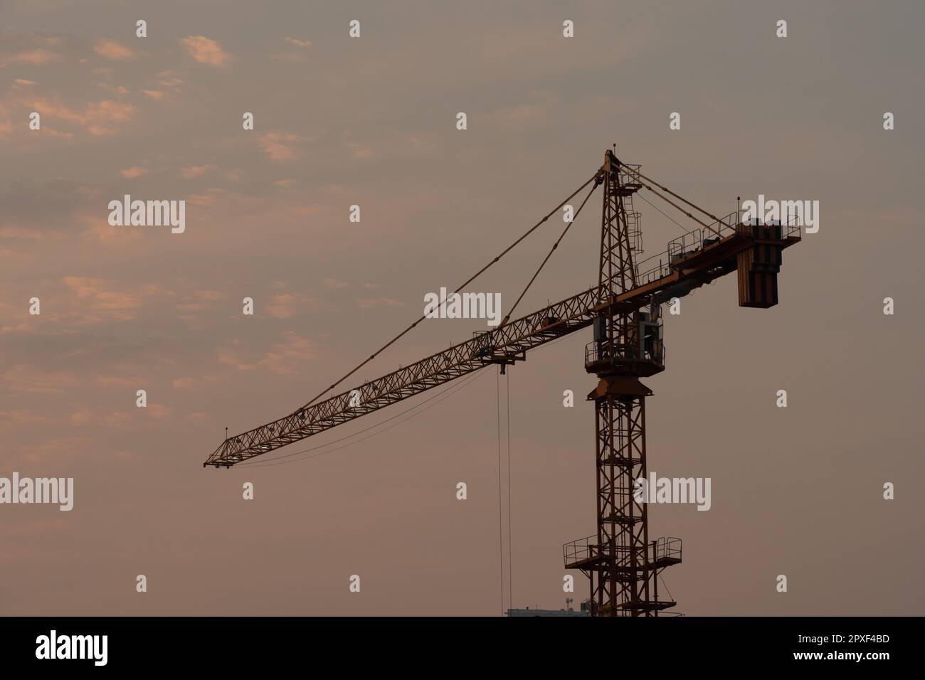 vue sur une grue à tour isolée au coucher du soleil avec un fond de ciel. Banque D'Images