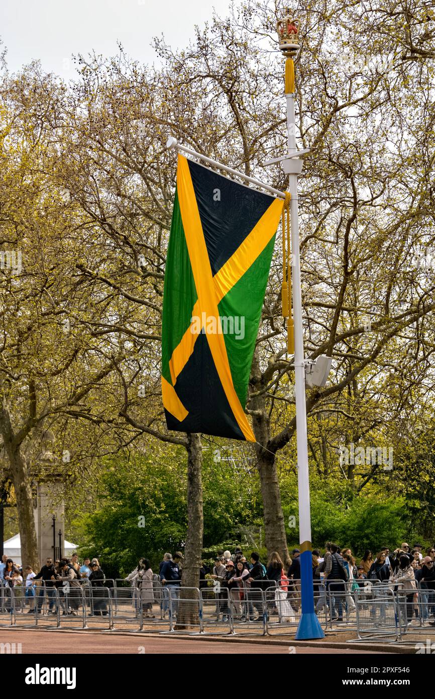 Préparatifs pour le couronnement 30th avril 2023 montrant le drapeau jamaïcain, The Mall, Londres UK Banque D'Images