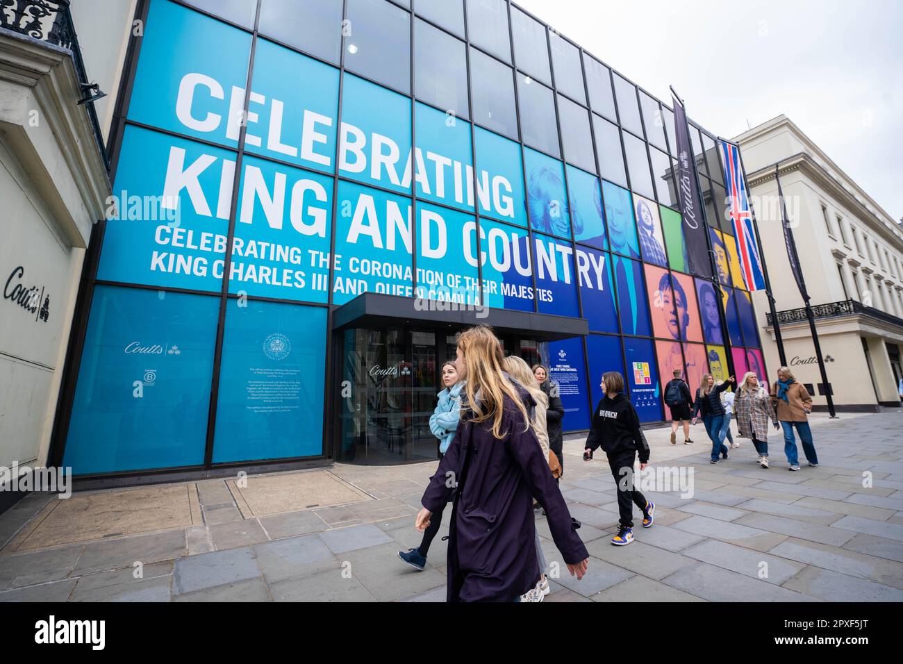 Londres, Royaume-Uni. 2 mai 2023. La banque Coutts dans le Strand célèbre le couronnement du roi Charles III et de la reine Camilla le 6 mai avec les paroles célébrant le roi et le pays et des photos de personnes forment la confiance du prince. Credit: amer ghazzal / Alamy Live News Banque D'Images