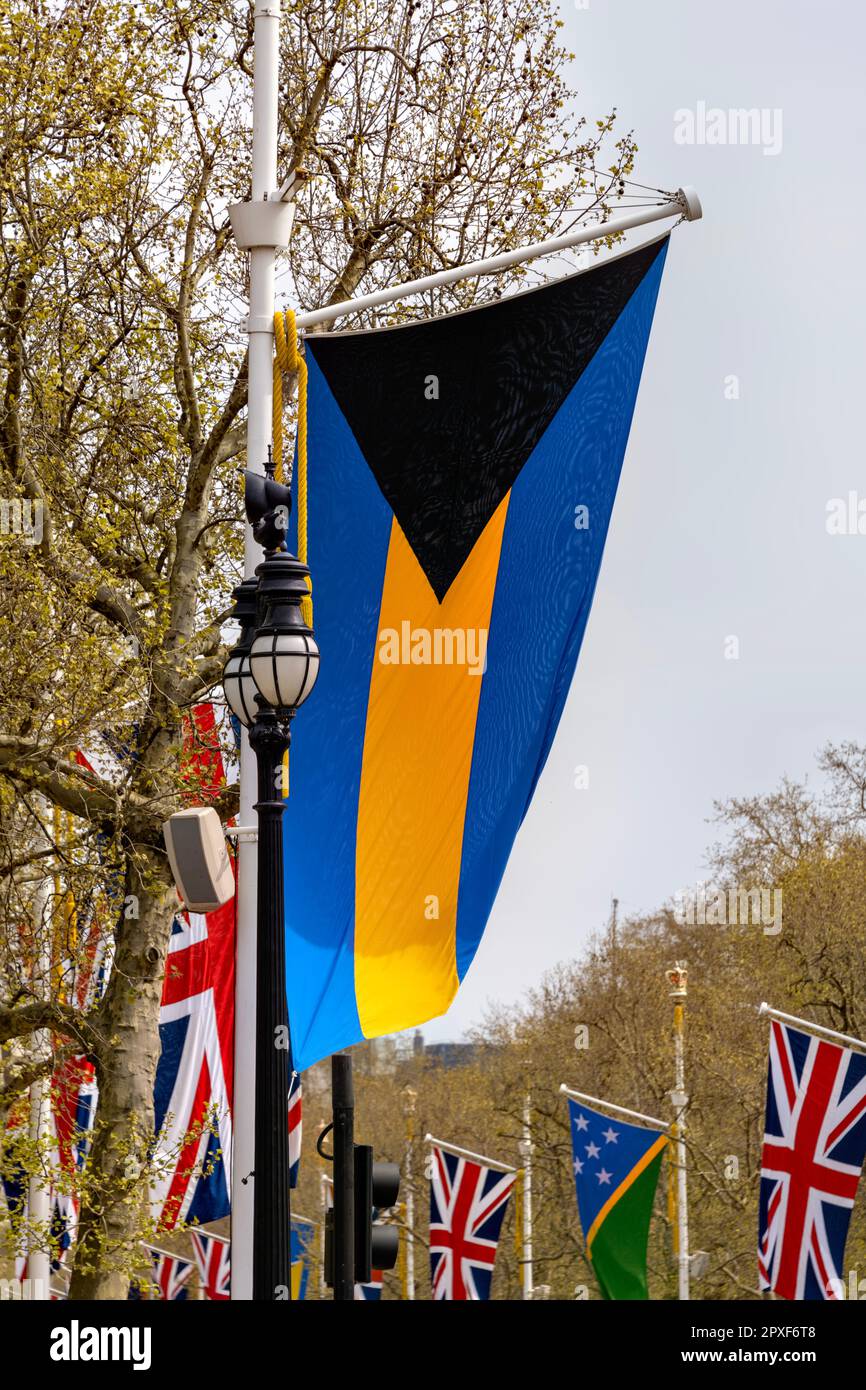Drapeau national des Bahamas avec drapeau de l'Union Jack dans le fond le long du Mall, Londres Royaume-Uni en préparation pour le couronnement du roi Charles III Banque D'Images