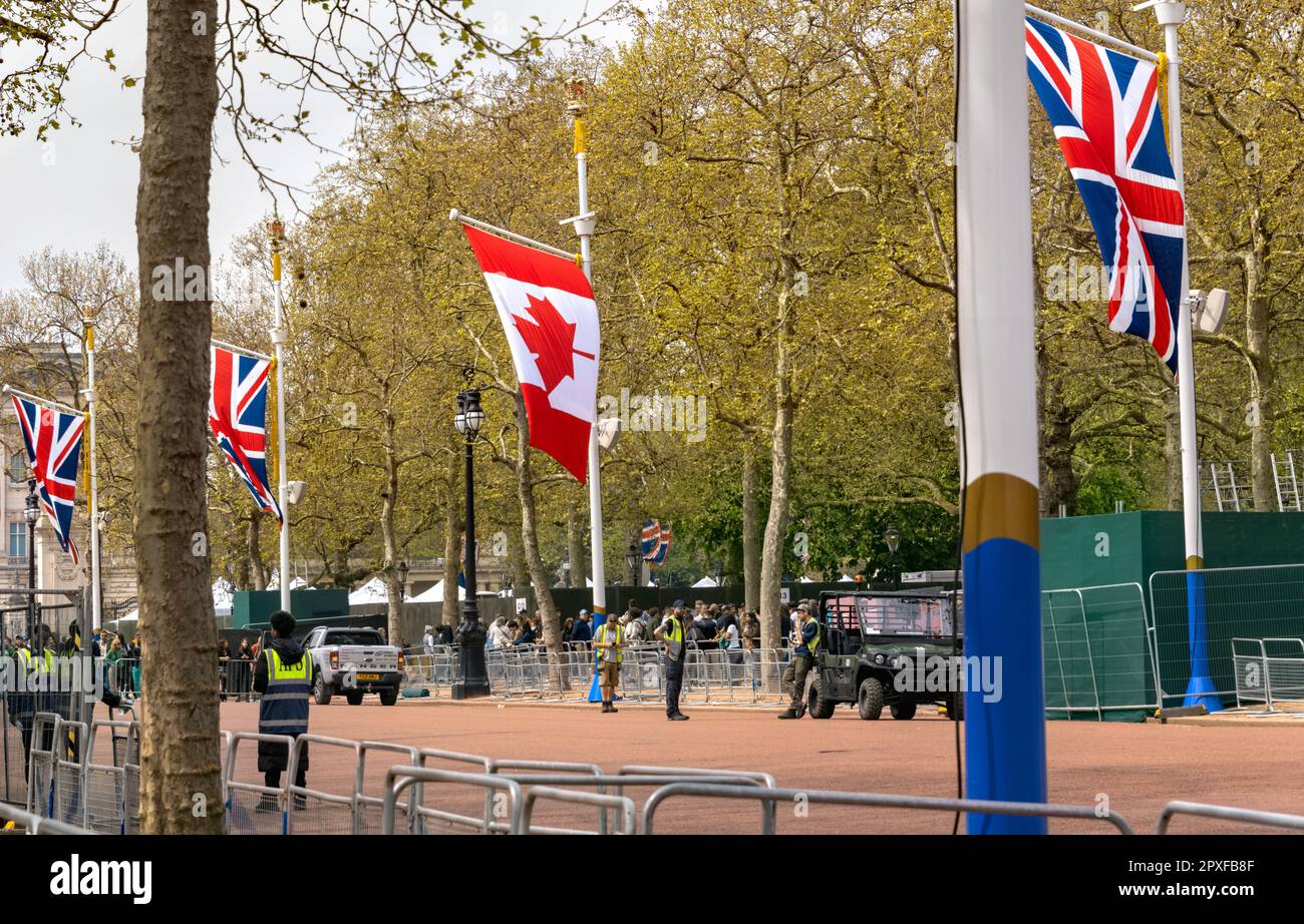 30th avril 2023 drapeau national canadien avec Union Jack Flags, The Mall London UK en préparation pour le couronnement du roi Charles III Banque D'Images