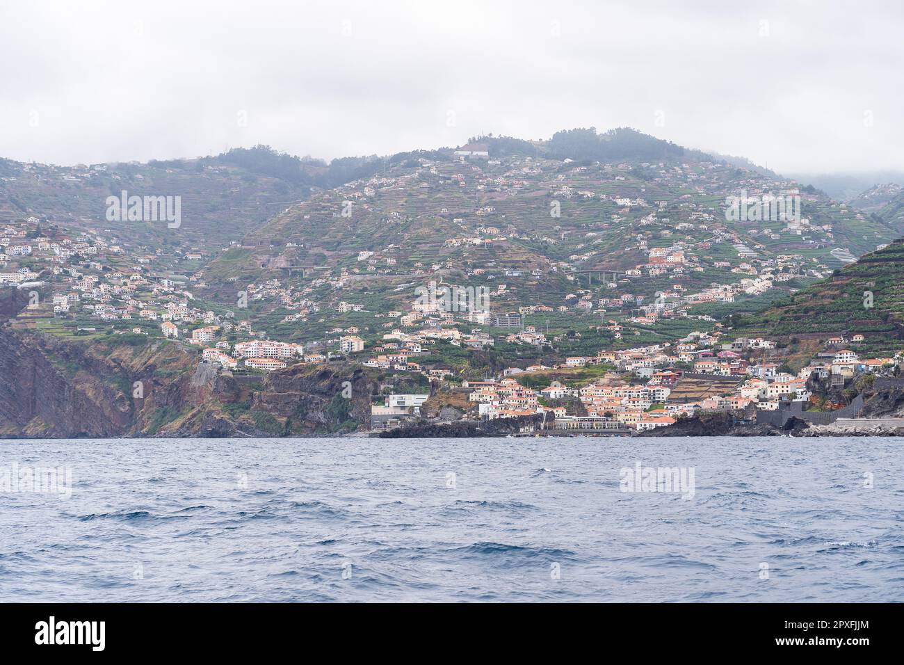 Vue de la mer de la ville de Funchal, Madère, Portugal. Banque D'Images