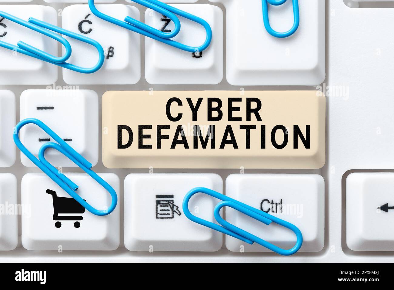 Signe d'écriture à la main Cyber Defamation, l'approche d'affaires calomnie menée par les médias numériques habituellement par Internet Banque D'Images