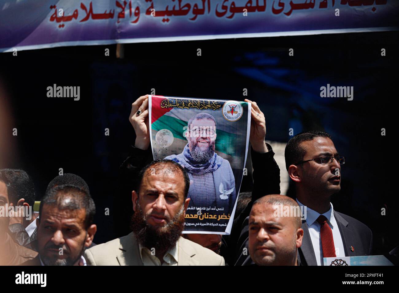 Gaza, Palestine. 02nd mai 2023. Les gens se réunissent pour manifester devant le bâtiment du Comité international de la Croix-Rouge (CICR) à Gaza, alors qu'ils détiennent l'affiche du prisonnier palestinien Khader Adnan qui est décédé après une grève de la faim de 87 jours dans une prison israélienne, à 02 mai 2023. Khader Adnan a entamé une grève de la faim pendant 66 jours en 2012, 52 jours en 2015, 59 jours en 2018 et 25 jours en 2021, en réaction à sa détention administrative. Photo de Ramez Habboub/ABACAPRESS.COM crédit: Abaca Press/Alay Live News Banque D'Images