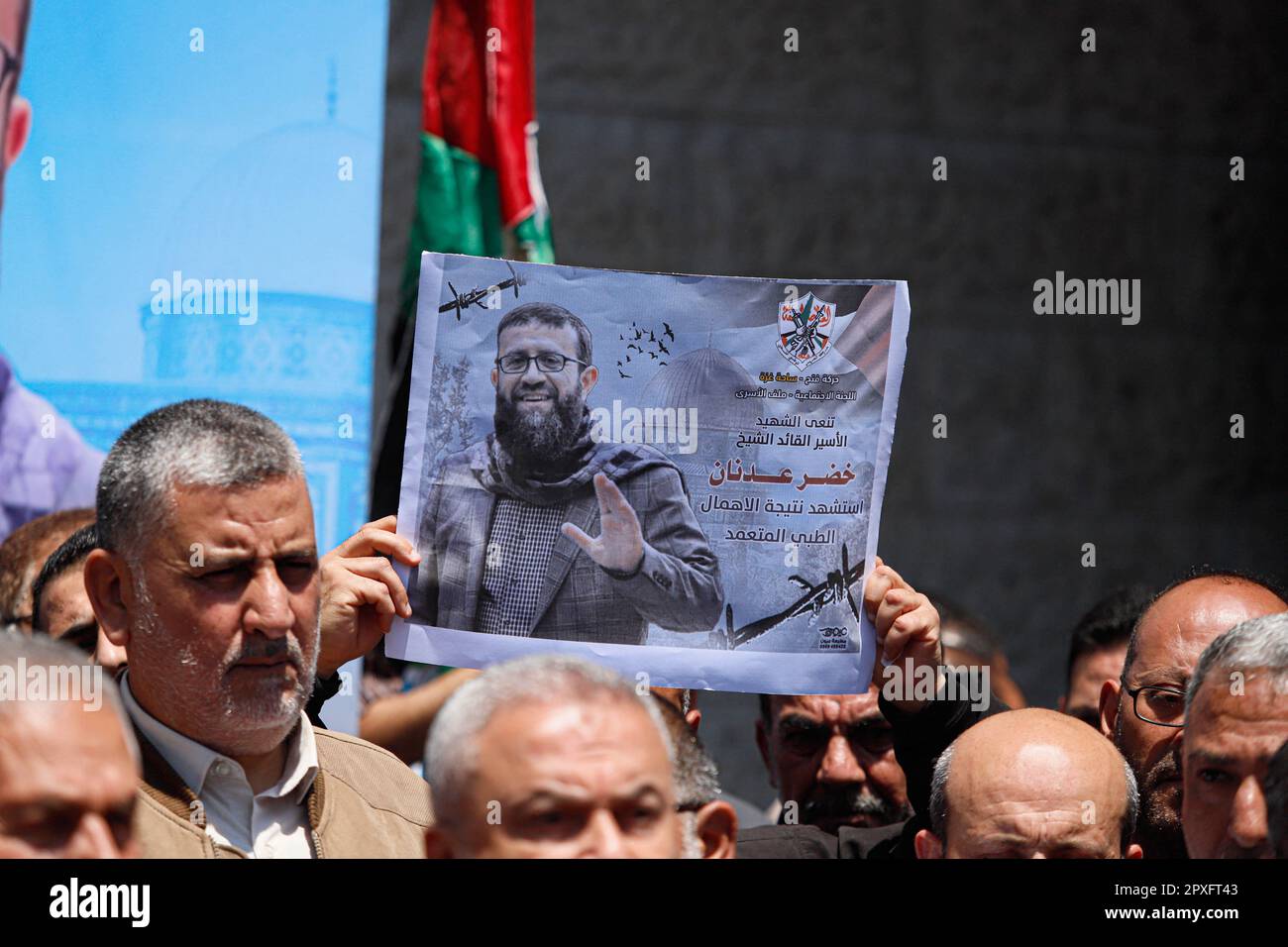 Gaza, Palestine. 02nd mai 2023. Les gens se réunissent pour manifester devant le bâtiment du Comité international de la Croix-Rouge (CICR) à Gaza, alors qu'ils détiennent l'affiche du prisonnier palestinien Khader Adnan qui est décédé après une grève de la faim de 87 jours dans une prison israélienne, à 02 mai 2023. Khader Adnan a entamé une grève de la faim pendant 66 jours en 2012, 52 jours en 2015, 59 jours en 2018 et 25 jours en 2021, en réaction à sa détention administrative. Photo de Ramez Habboub/ABACAPRESS.COM crédit: Abaca Press/Alay Live News Banque D'Images