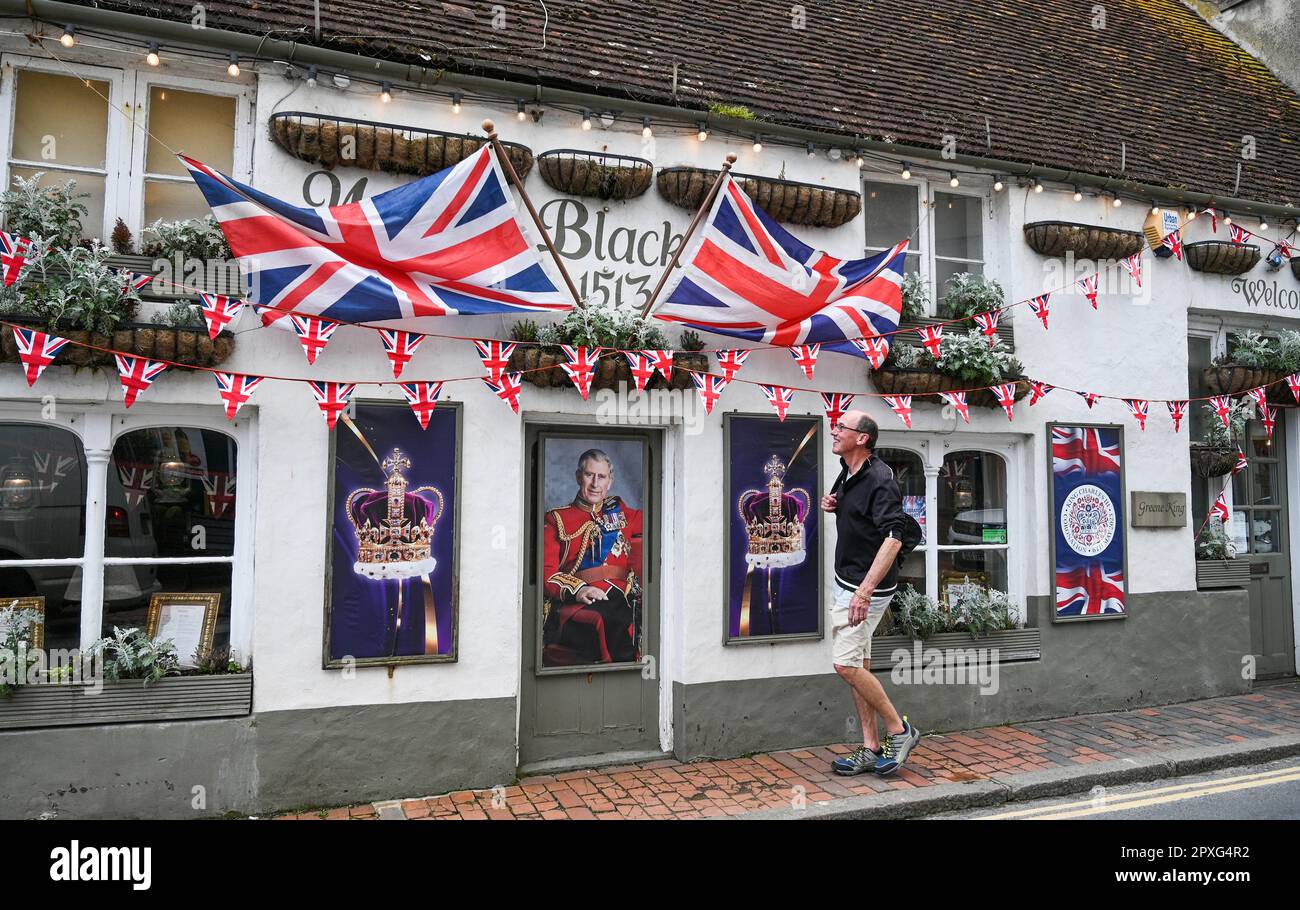 Rotingdean , Brighton UK 2nd Mai 2023 - Ye Olde Black Horse pub dans le village de Rotingdean près de Brighton est bien préparé et décoré pour le prochain couronnement du roi Charles III le samedi 6th mai : Credit Simon Dack / Alay Live News Banque D'Images