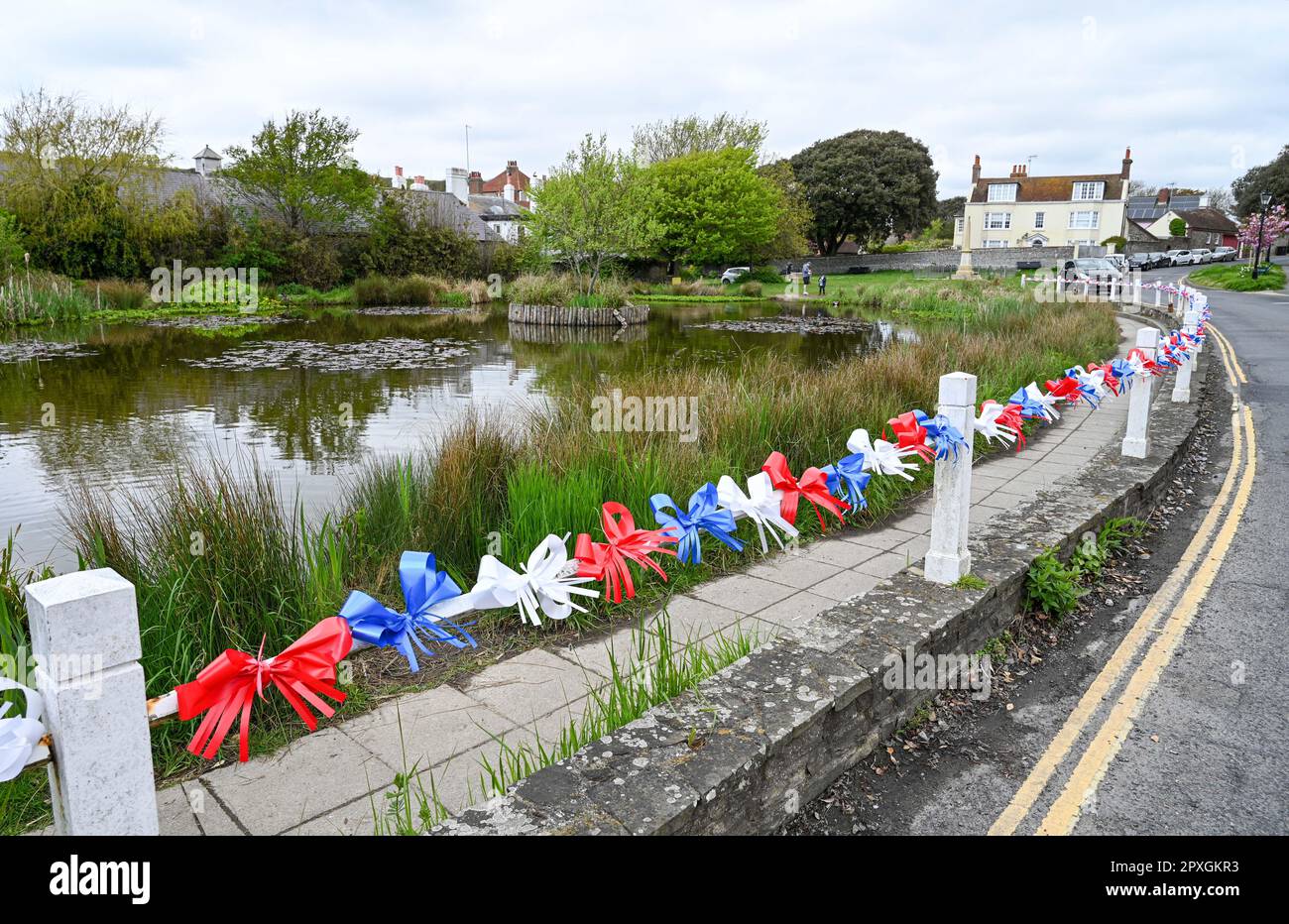 Rotingdean , Brighton, Royaume-Uni 2nd mai 2023 - l'étang du village de Rotingdean près de Brighton est bien préparé et décoré pour le prochain couronnement du roi Charles III le samedi 6th mai : Credit Simon Dack / Alay Live News Banque D'Images