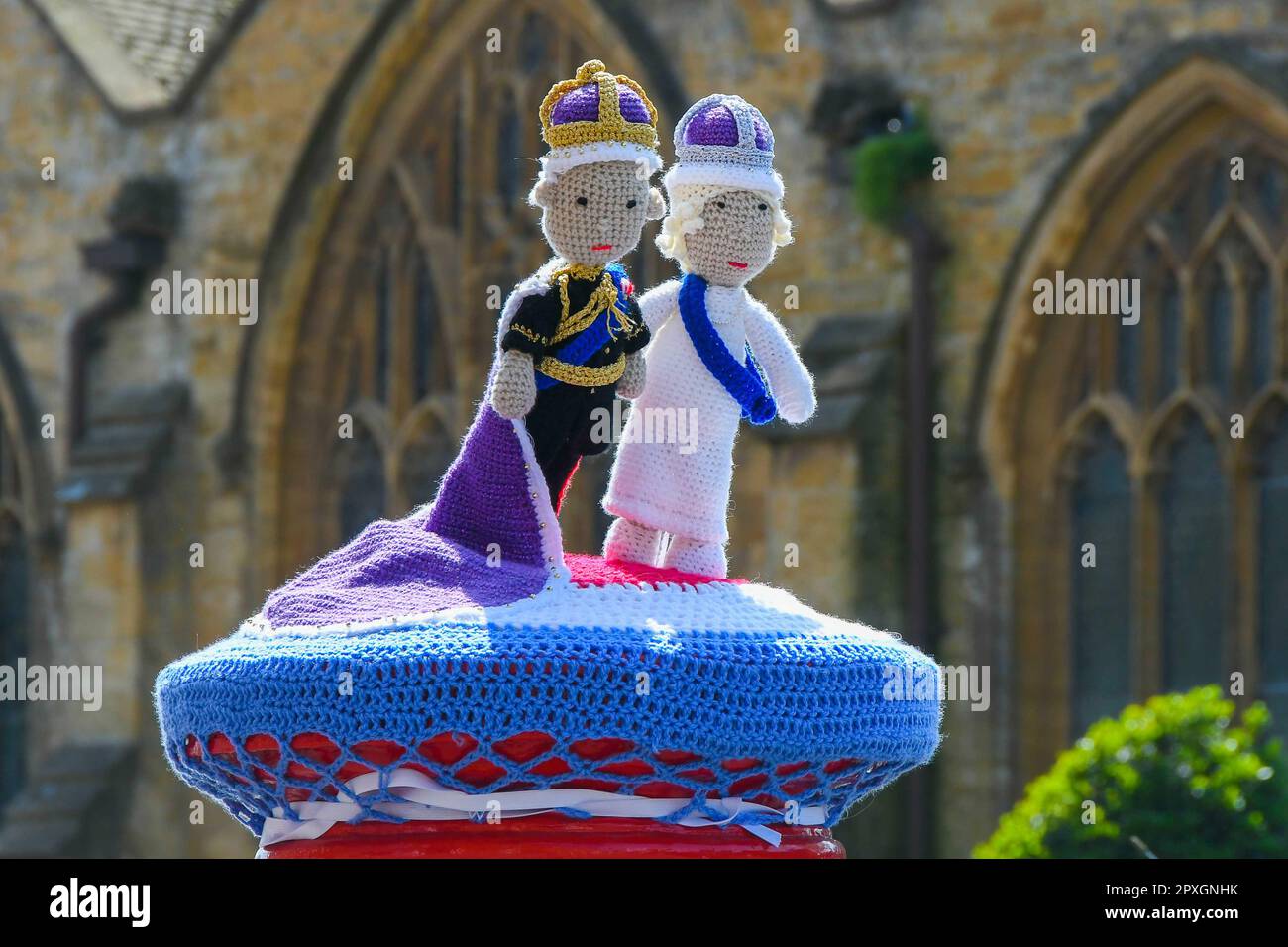 Bridport, Dorset, Royaume-Uni. 2nd mai 2023. Un surmatelas à crochet pour le roi Charles III et la reine Camilla décore une boîte à colonnes sur South Street à Bridport à Dorset, devant le couronnement du roi samedi. Crédit photo : Graham Hunt/Alamy Live News Banque D'Images