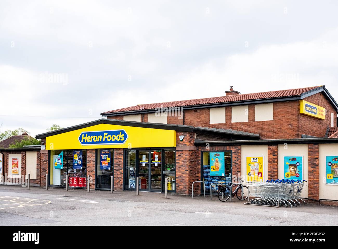 L'ancien pub Merlin maintenant supermarché Heron Foods à Leighton, Crewe Cheshire Royaume-Uni Banque D'Images