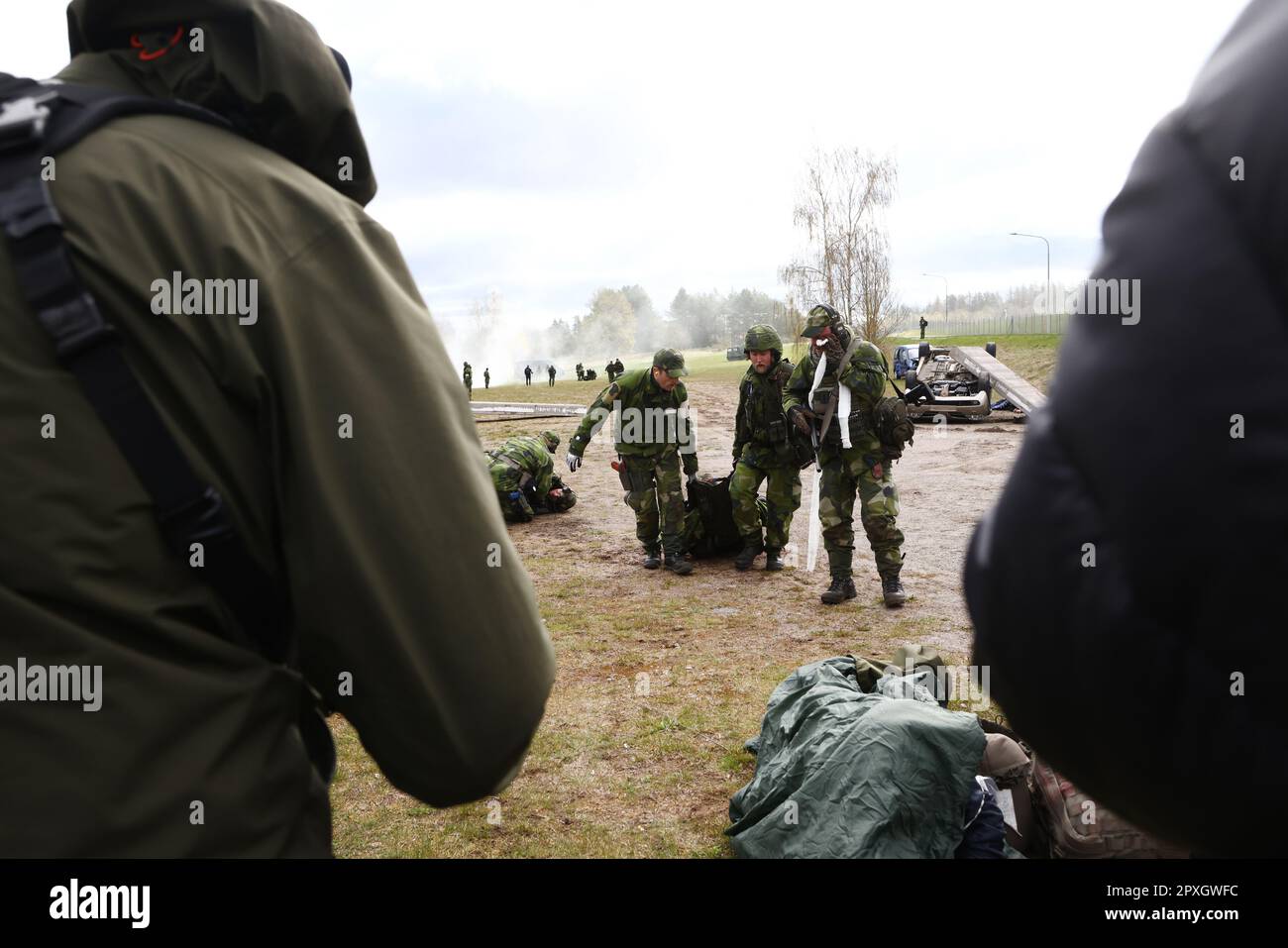 Le grand exercice militaire Aurora23, à la base aérienne de Malmen, Malmslätt, en Suède, pendant mardi. Au cours de l'exercice, les services de santé militaires et civils s'exerceront à traiter un grand nombre de blessés après une simulation d'attaque par robot contre l'aile des hélicoptères des forces armées suédoises à la base aérienne de Malmen. Banque D'Images