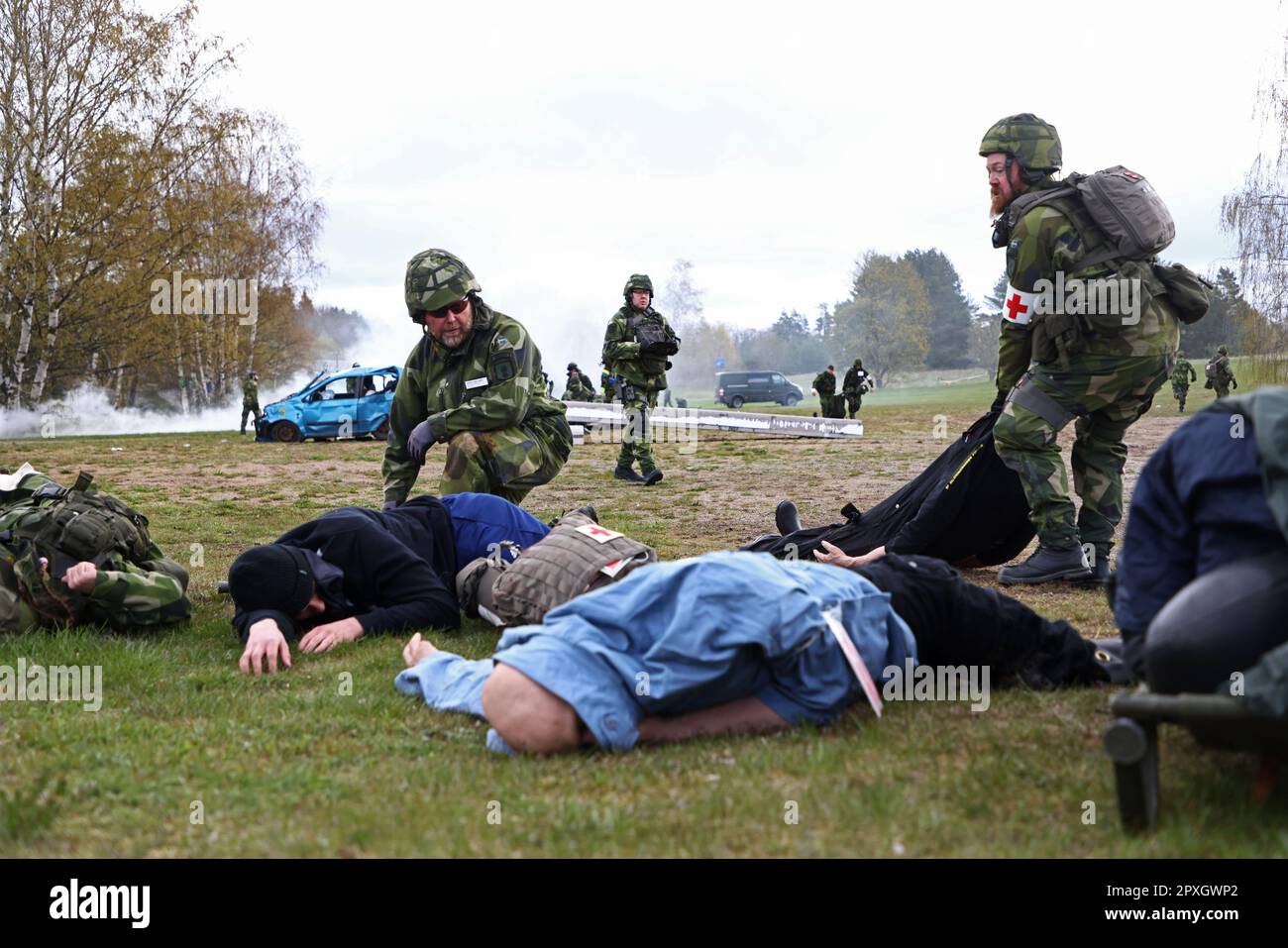 Le grand exercice militaire Aurora23, à la base aérienne de Malmen, Malmslätt, en Suède, pendant mardi. Au cours de l'exercice, les services de santé militaires et civils s'exerceront à traiter un grand nombre de blessés après une simulation d'attaque par robot contre l'aile des hélicoptères des forces armées suédoises à la base aérienne de Malmen. Banque D'Images