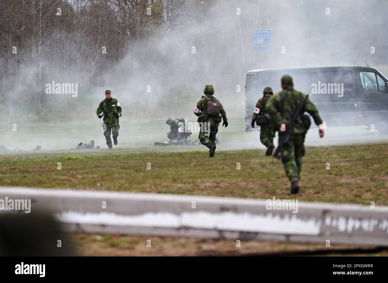 Le grand exercice militaire Aurora23, à la base aérienne de Malmen, Malmslätt, en Suède, pendant mardi. Au cours de l'exercice, les services de santé militaires et civils s'exerceront à traiter un grand nombre de blessés après une simulation d'attaque par robot contre l'aile des hélicoptères des forces armées suédoises à la base aérienne de Malmen. Banque D'Images