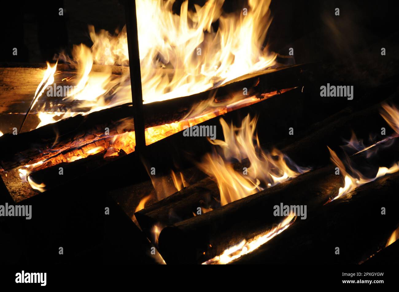 Brennendes Holz, holz, brennen, feuer, marque, brennholz, lodern, lodernd, brennend, flamme, flammen, kaminfeuer Banque D'Images