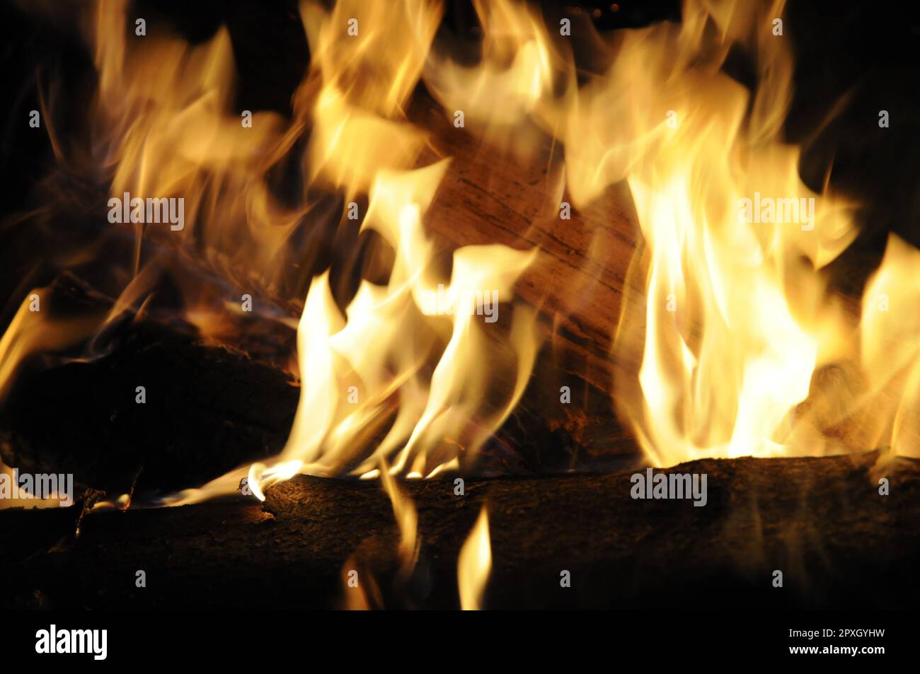 Brennendes Holz, holz, brennen, feuer, marque, brennholz, lodern, lodernd, brennend, flamme, flammen, kaminfeuer Banque D'Images
