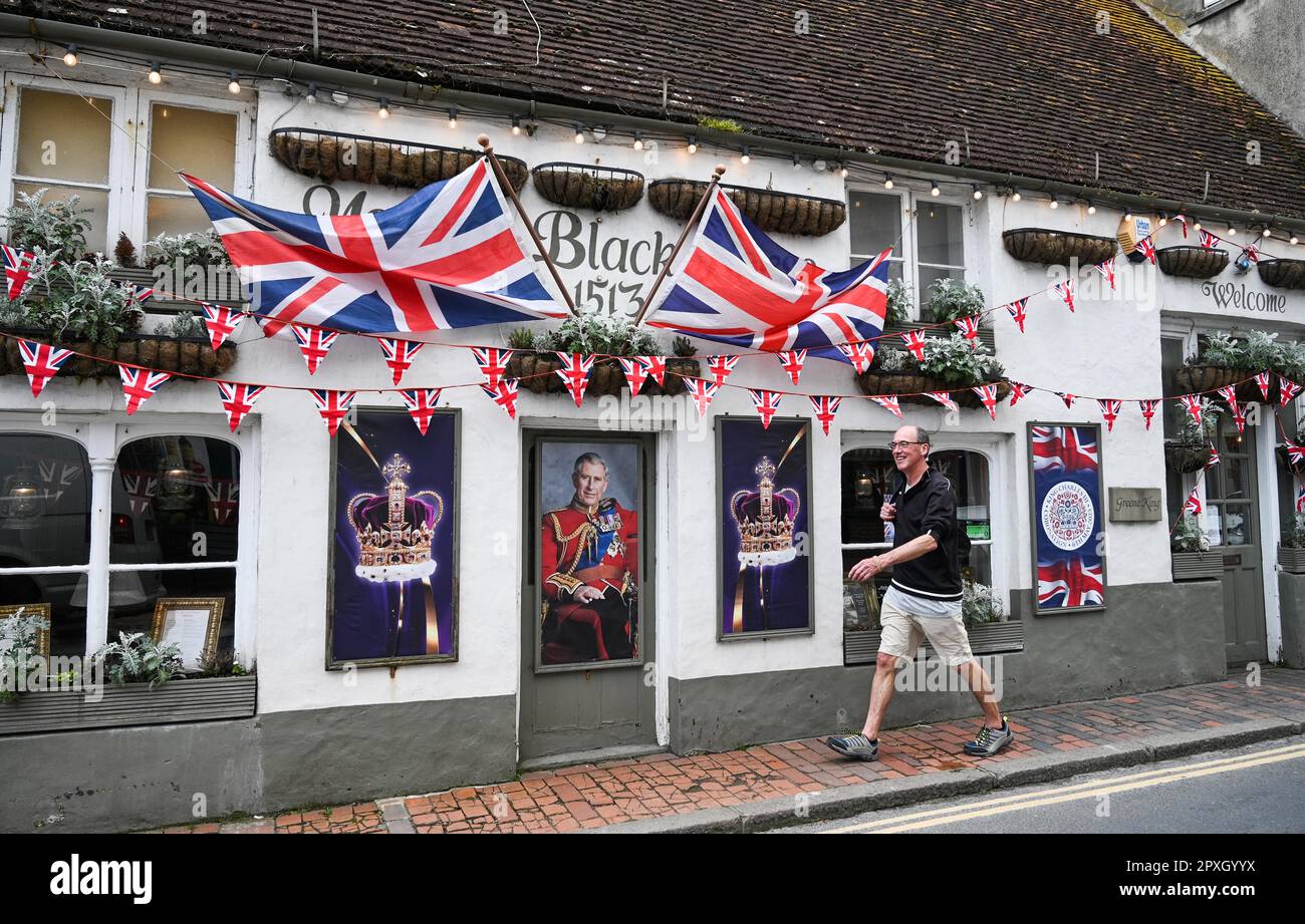 Rotingdean , Brighton UK 2nd Mai 2023 - Ye Olde Black Horse pub dans le village de Rotingdean près de Brighton est bien préparé et décoré pour le prochain couronnement du roi Charles III le samedi 6th mai : Credit Simon Dack / Alay Live News Banque D'Images