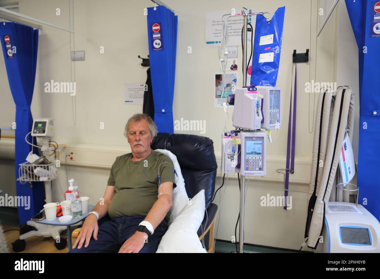 Cancer patient ayant un traitement de chimiothérapie avec perfusion intraveineuse pompe de chimiothérapie Surrey Angleterre Banque D'Images