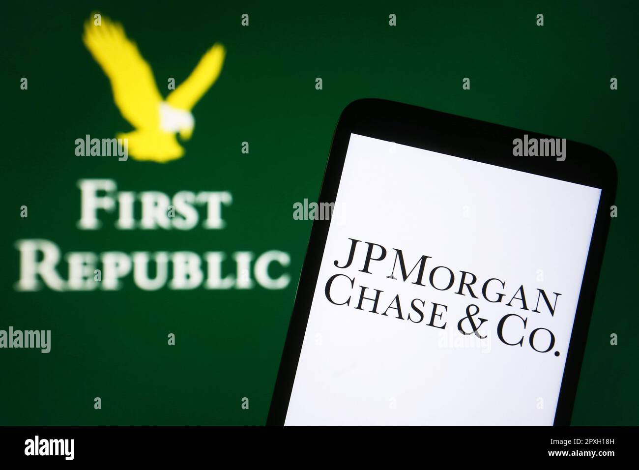 Ukraine. 01st mai 2023. Dans cette illustration, le logo JPMorgan Chase & Co. Est visible sur un smartphone et First Republic Bank sur un écran de pc. Crédit : SOPA Images Limited/Alamy Live News Banque D'Images