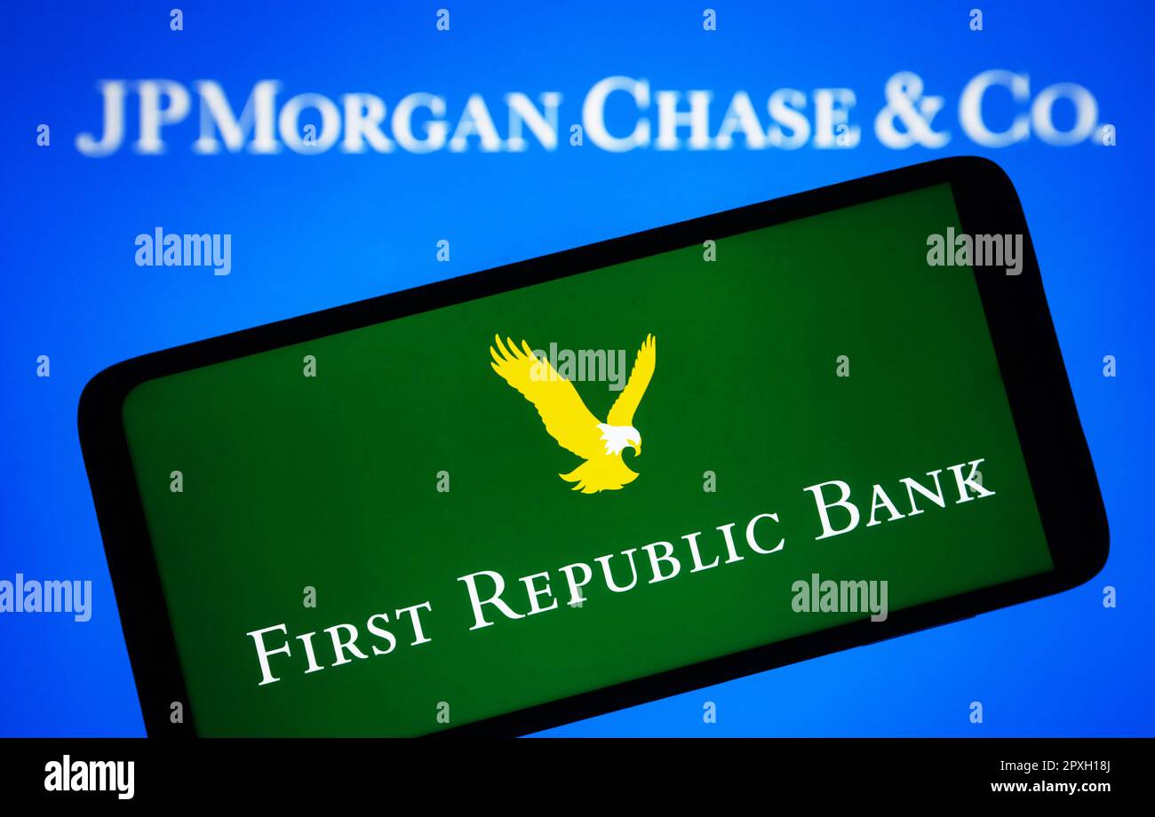 Ukraine. 01st mai 2023. Dans cette illustration, le logo First Republic Bank est visible sur un smartphone et le logo JPMorgan Chase & Co. Sur un écran de pc. Crédit : SOPA Images Limited/Alamy Live News Banque D'Images