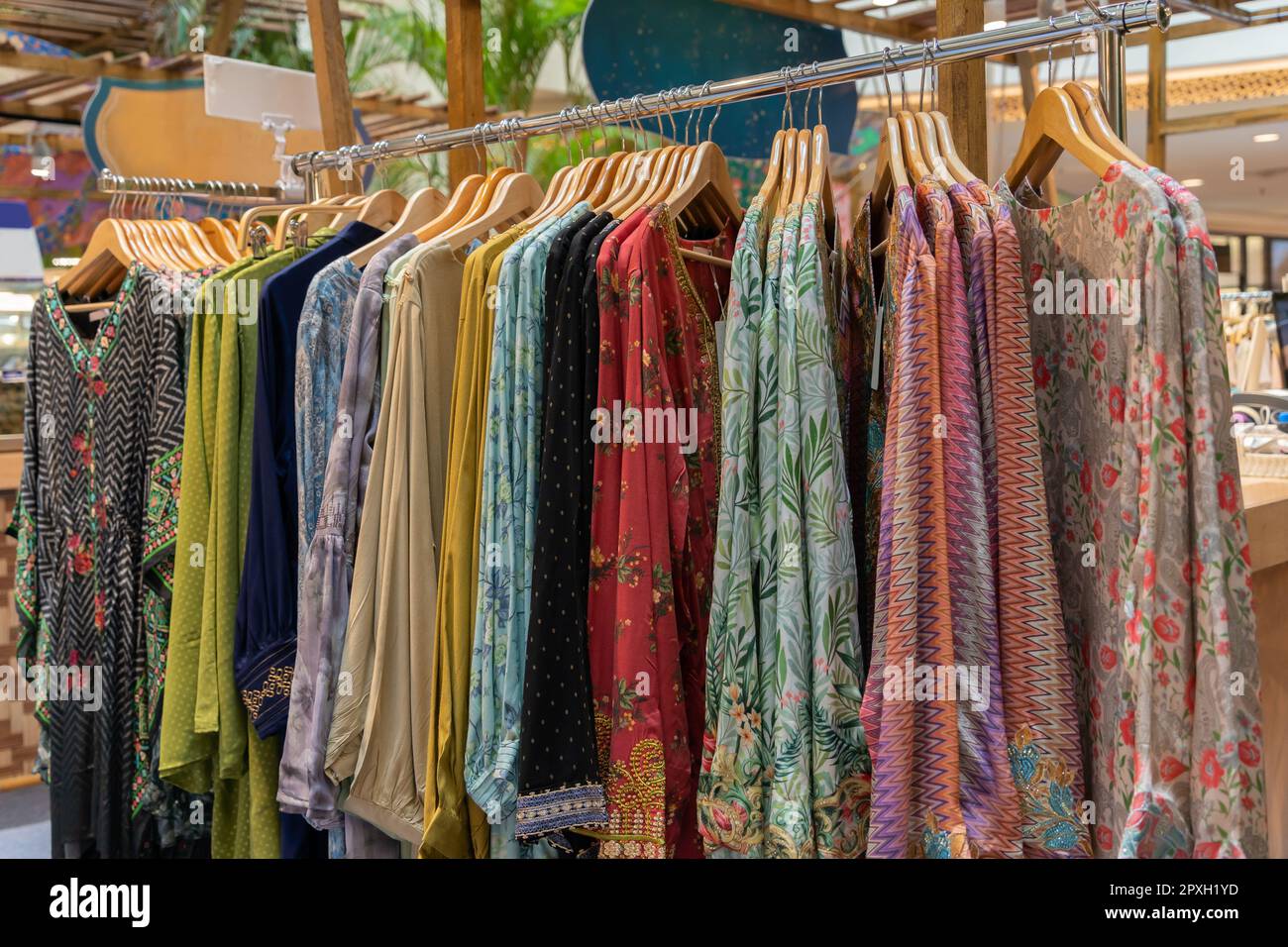 Robes kraftan pour femmes à vendre dans le centre commercial. Banque D'Images